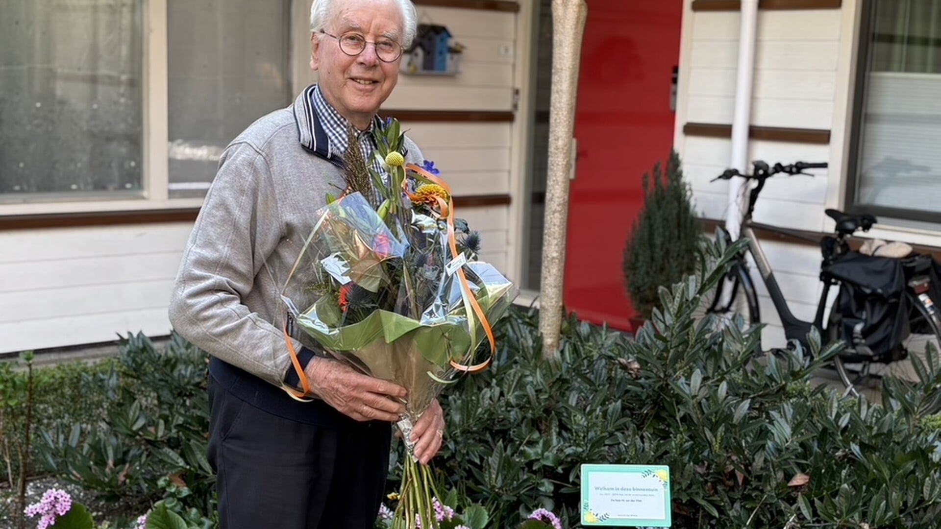 3B Wonen eert bewoner met bloemen en een naambord