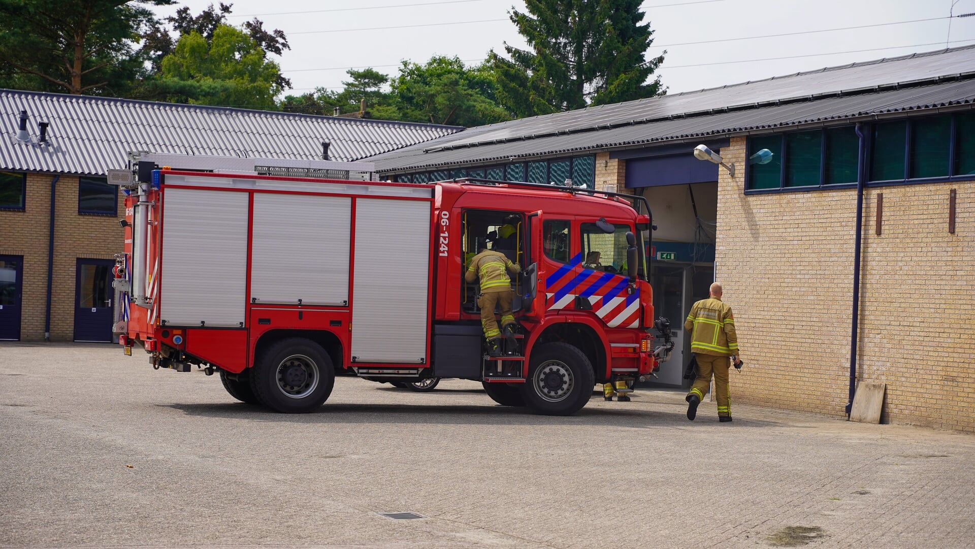 Brandweer Ermelo rukt uit voor nacontrole na brand in bedrijfsgebouw aan Hoenderweg