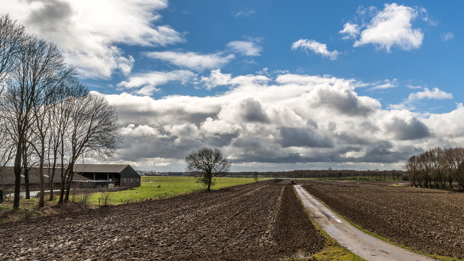 Oogsttijd en regen? Kijk uit voor modder op de weg