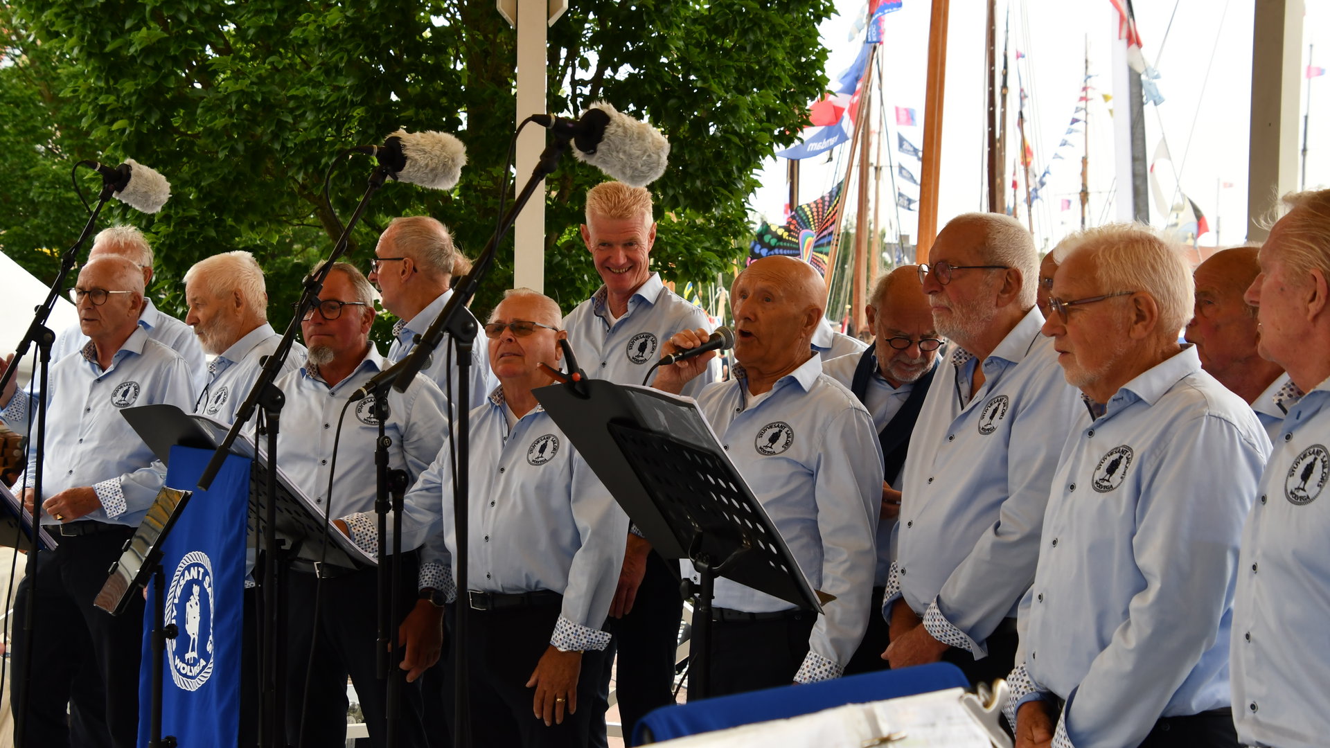 Stuyvesant Sailors brengen zeemansliederen naar Witte Kerk Hemrik