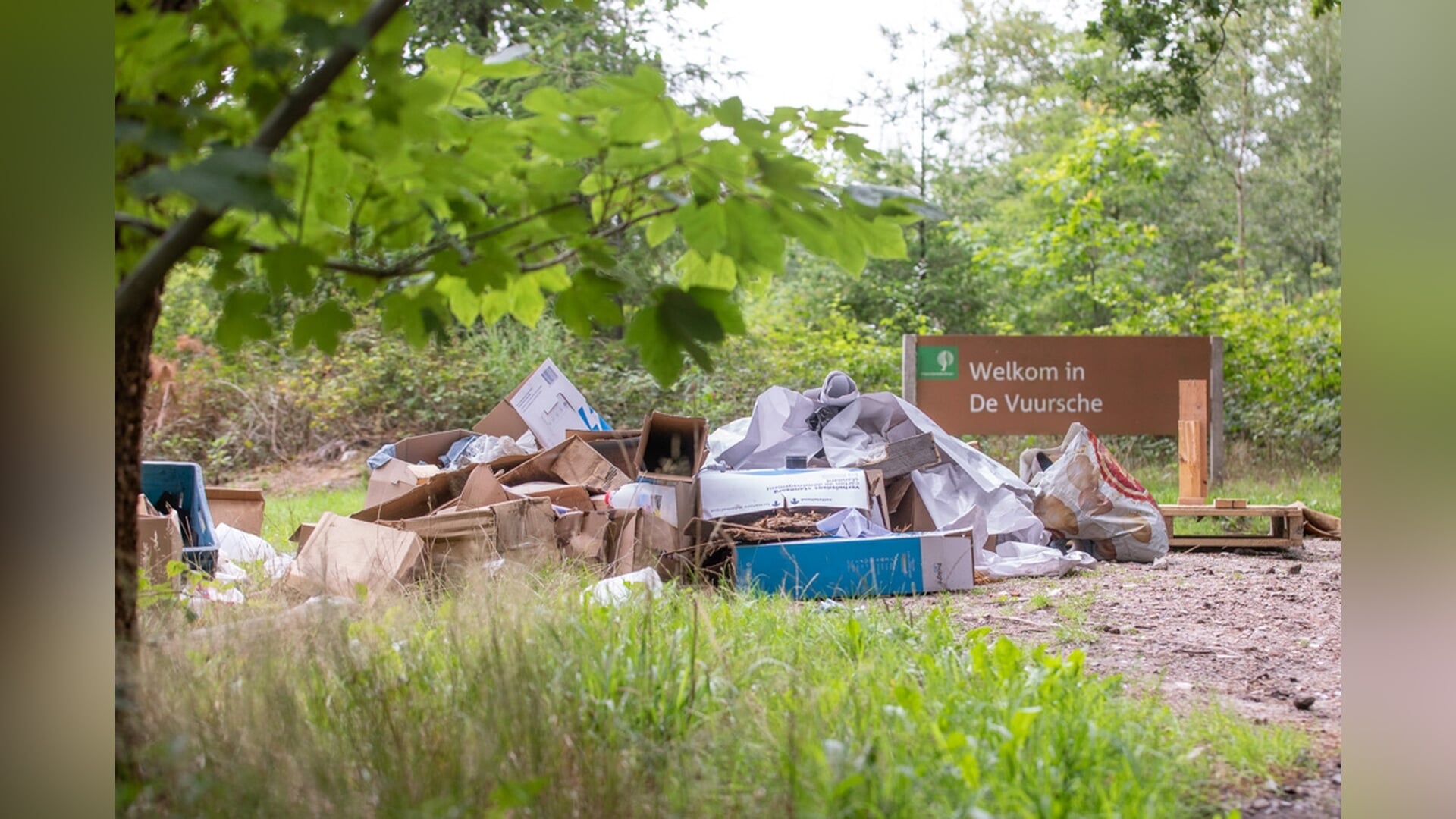 Grote afvaldump in Lage Vuursche