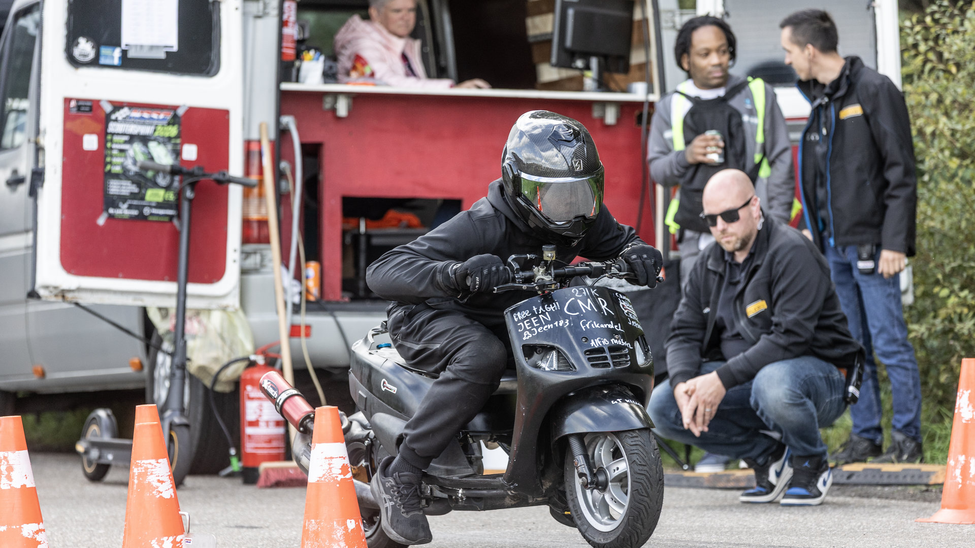 Ruim vijftig deelnemers bij eerste scootersprint in Wijnjewoude (Foto’s)