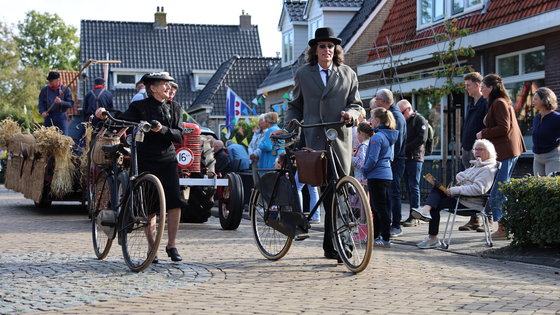 Fotoreportage | Duizenden bezoekers genieten van boerenoptocht tijdens Flaijelfeesten in Oudehorne