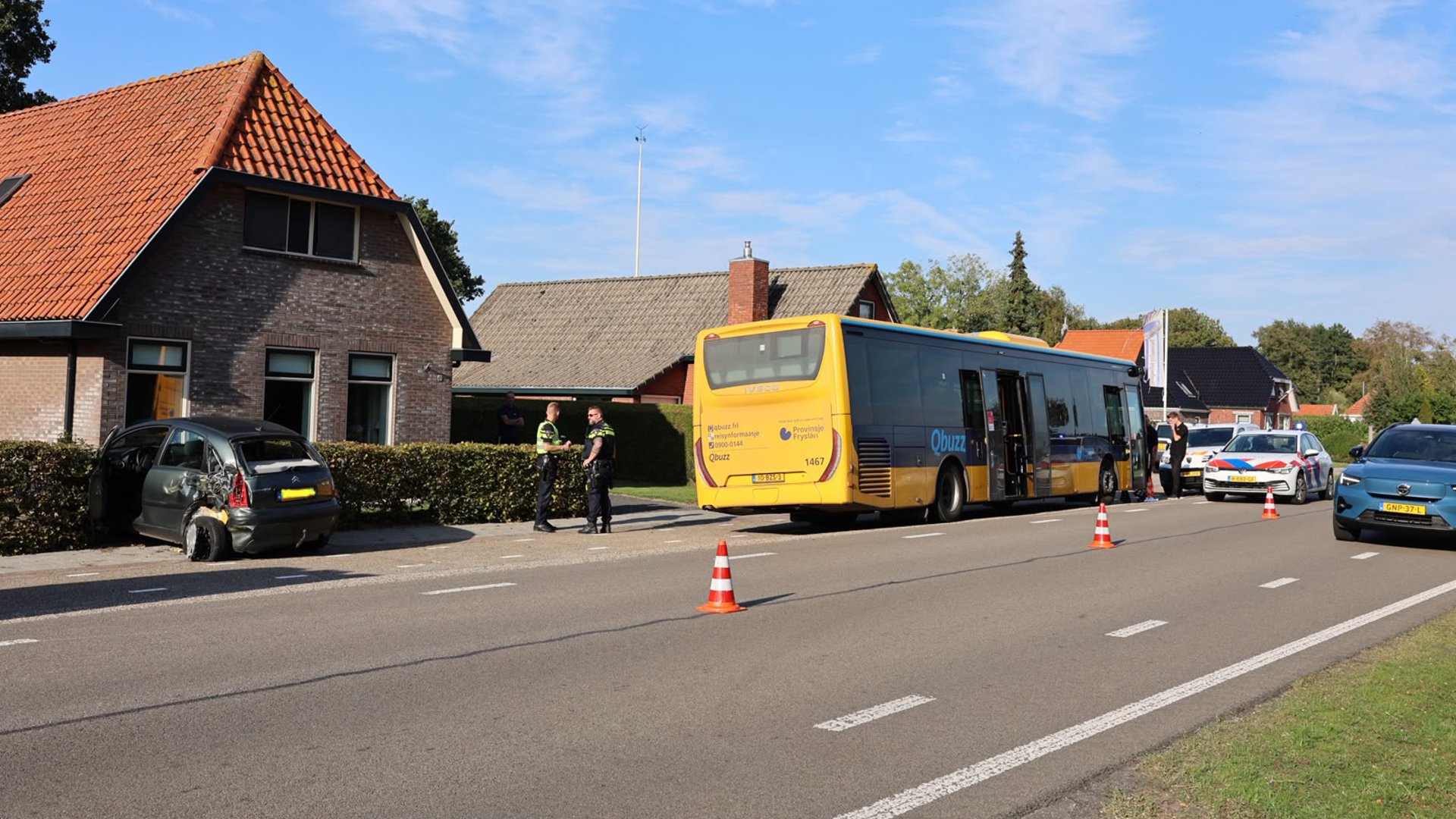 Bus en een auto botsen bij Hoornsterzwaag