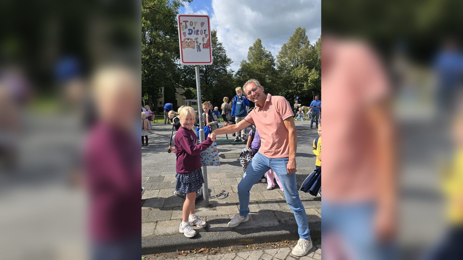 ‘Tút en derút’: Winnend ontwerp van Jaynie uit Ureterp wordt verkeersbord bij CBS De Opdracht