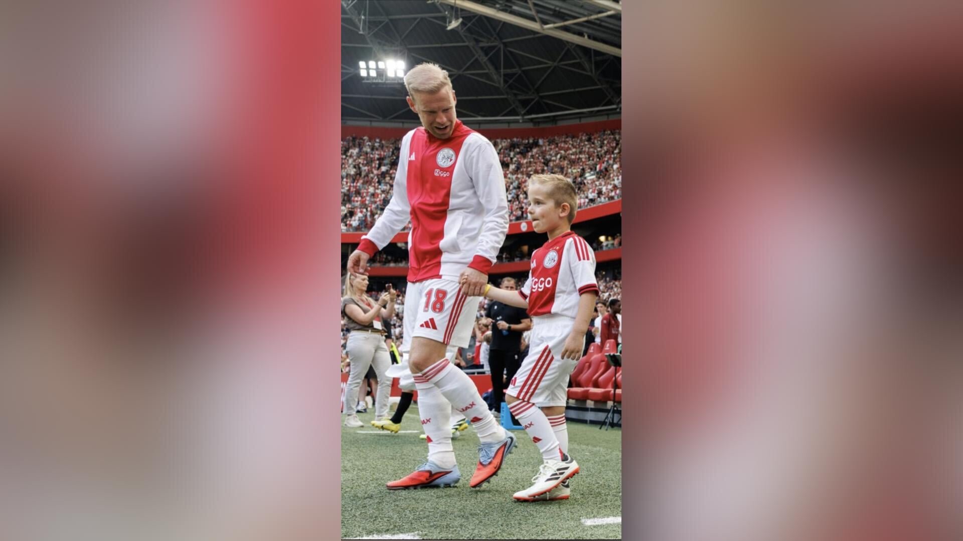 Jari Romijn uit Boven-Hardinxveld mocht het veld oplopen met de Ajax ...