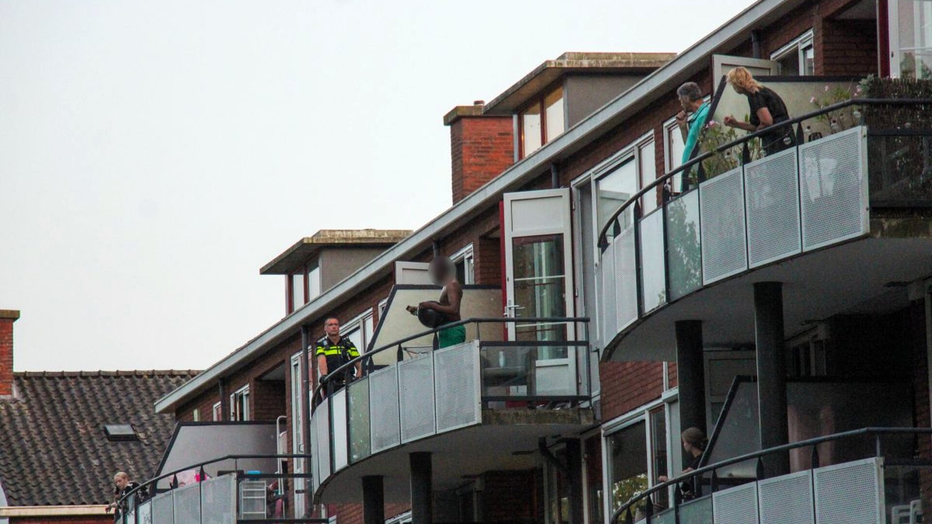 Verwarde-man-schreeuwend-op-balkon-in-Gorinchem--Team-Parate-Eenheid-ingezet