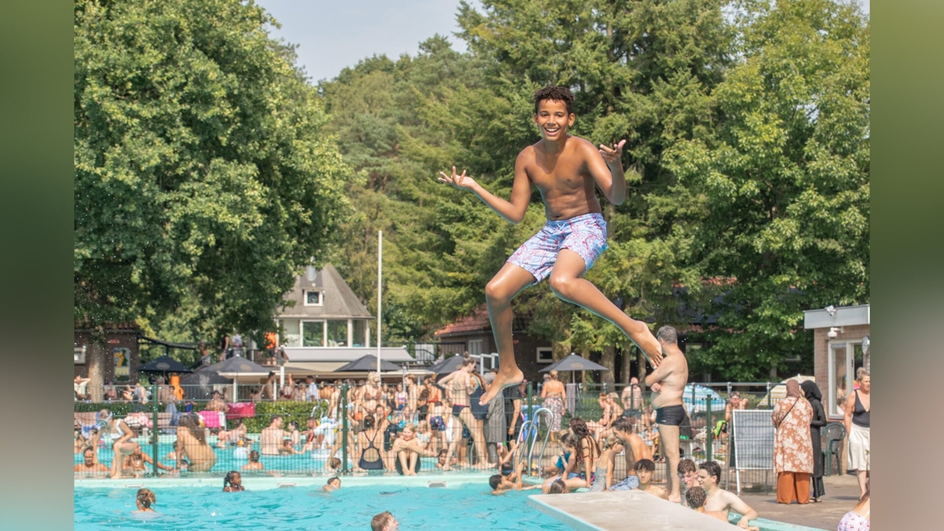 Volle bak op hittedag in Baarns Bosbad De Vuursche