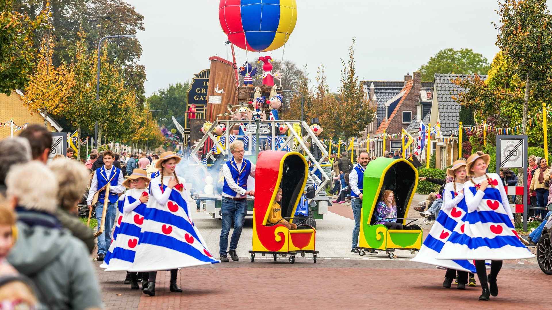 Veertien praalwagens maken zich op voor de Knypster Merke