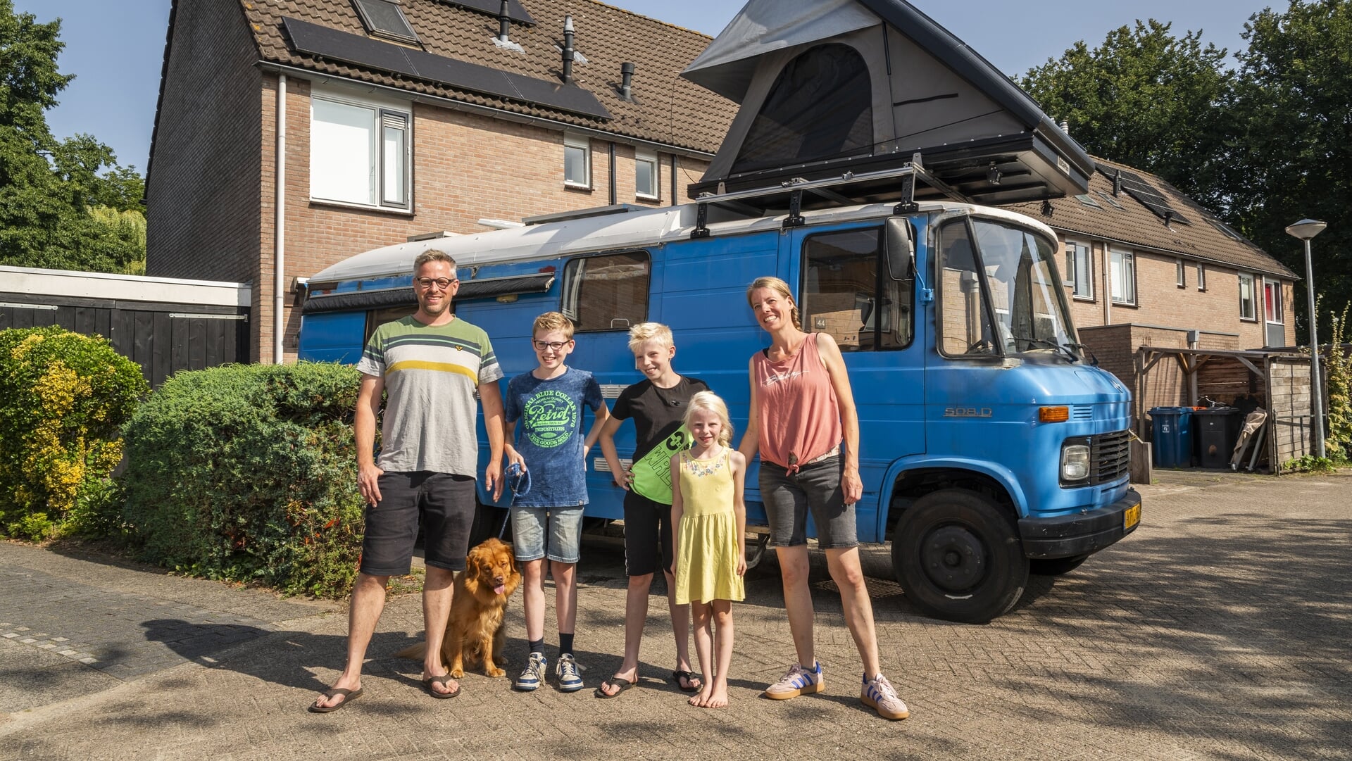 Familie Van Raaij trekt erop uit met een oldtimer Mercedes: ‘Tot de dag ...