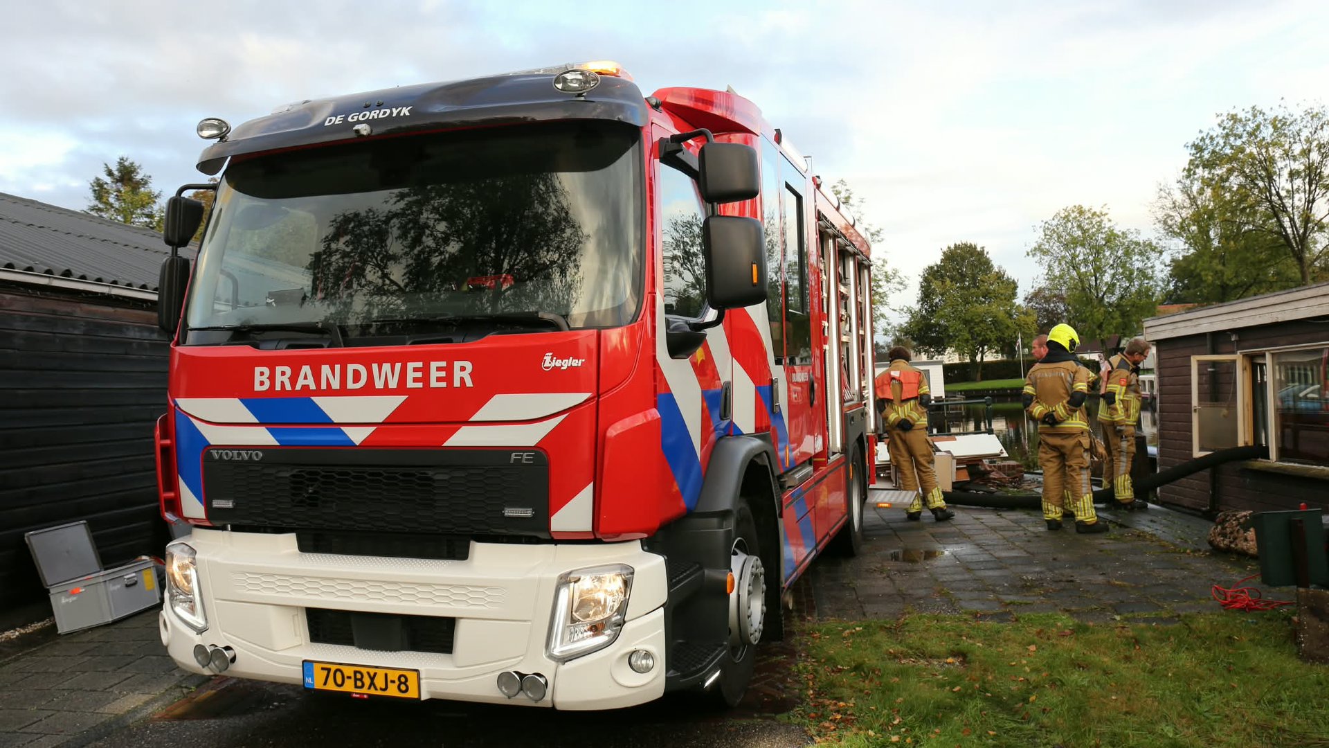 Brandweer pompt water uit lekkende woonboot in Gorredijk