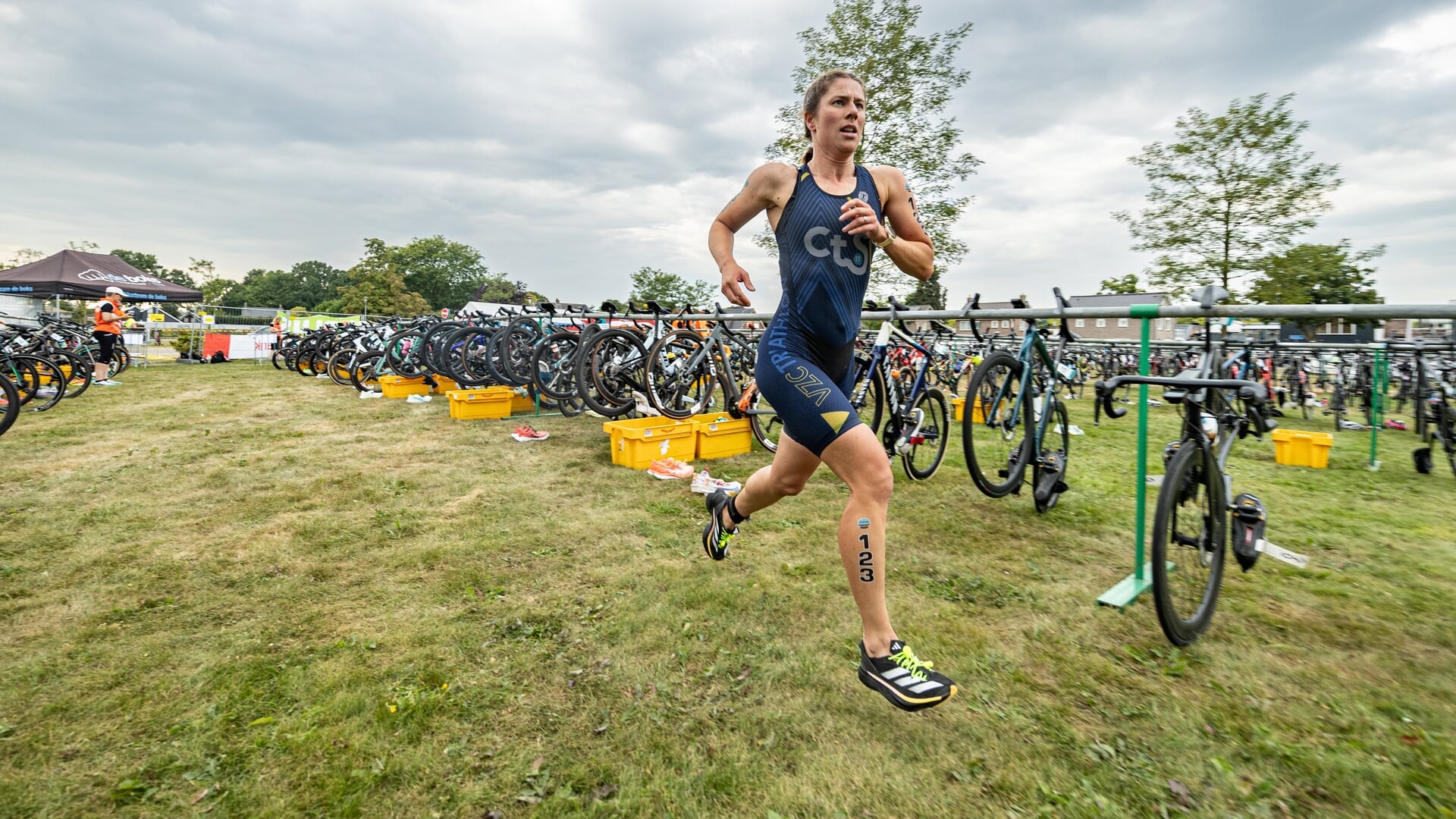 Triatlonmannen VZC derde in Klazienaveen; vrouwen knap zesde