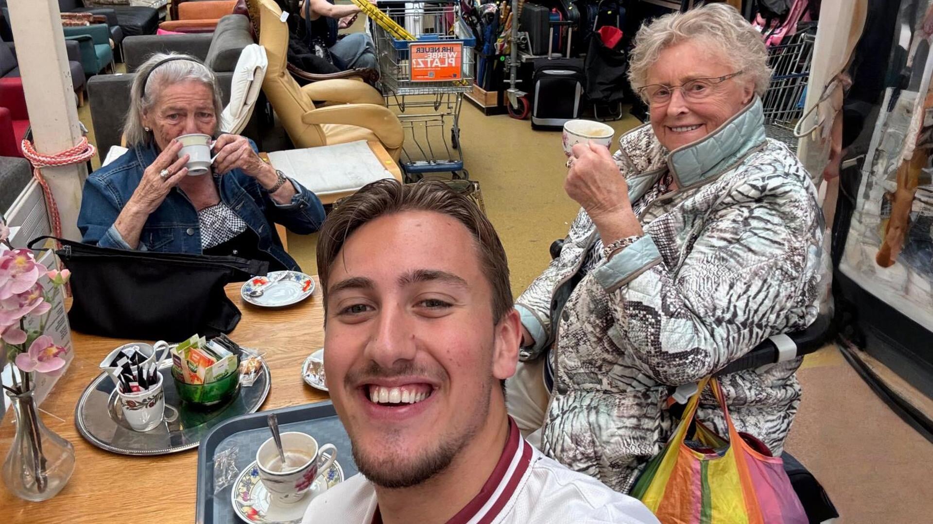 Amersfoortse Thijmen Schoorl (22) geeft met zijn video’s uniek inkijkje in de ouderenzorg