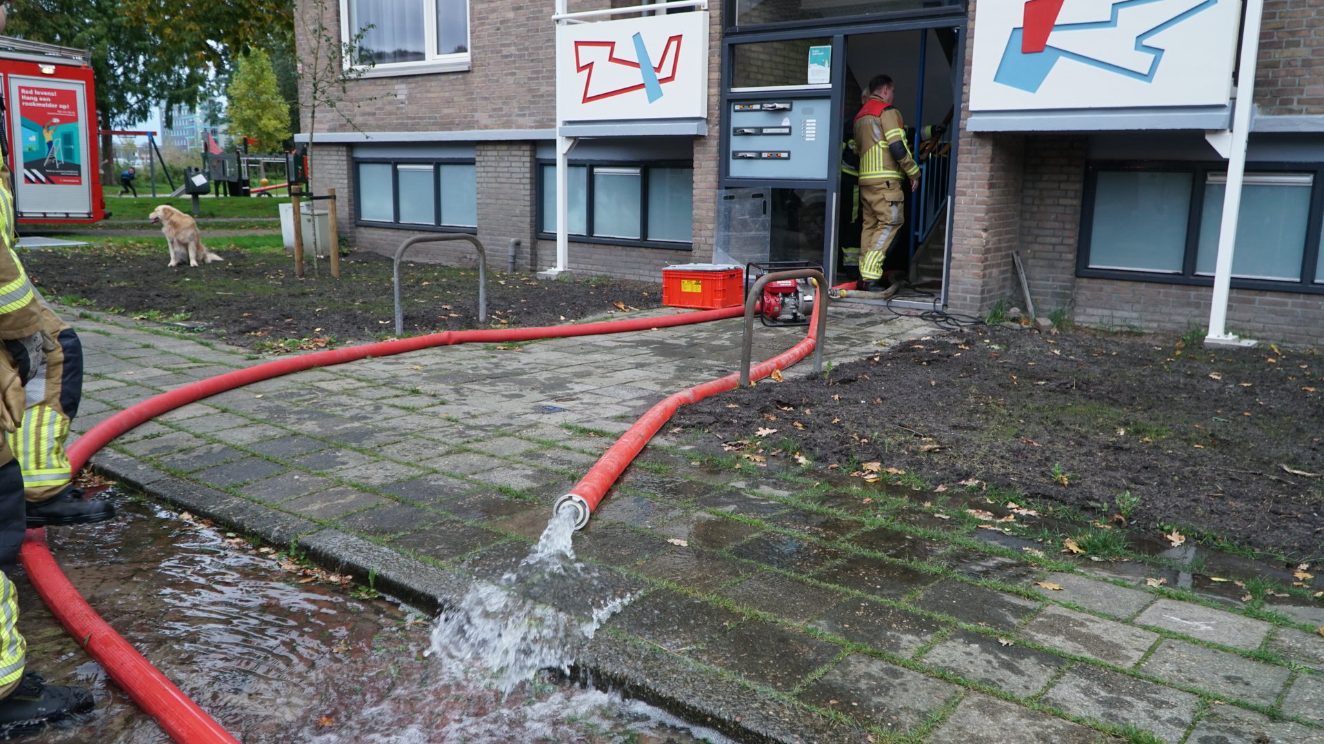 Waterleiding gesprongen in kelder appartementen gebouw in Heerenveen