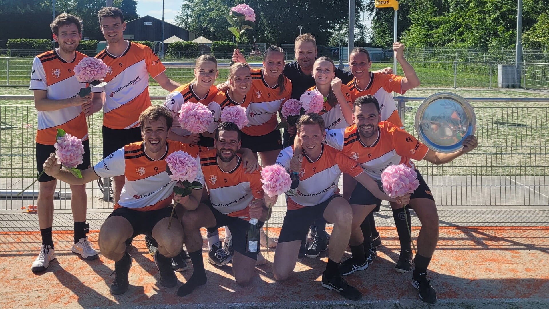 Korfballers Weidevogels 1 kampioen in de tweede klasse
