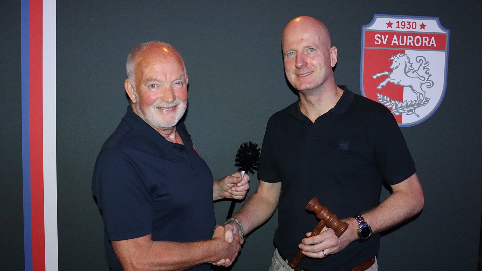 Bestuurswisseling SV AURORA: voorzitter Wijbe Douma draagt functie over aan Tom van Elst