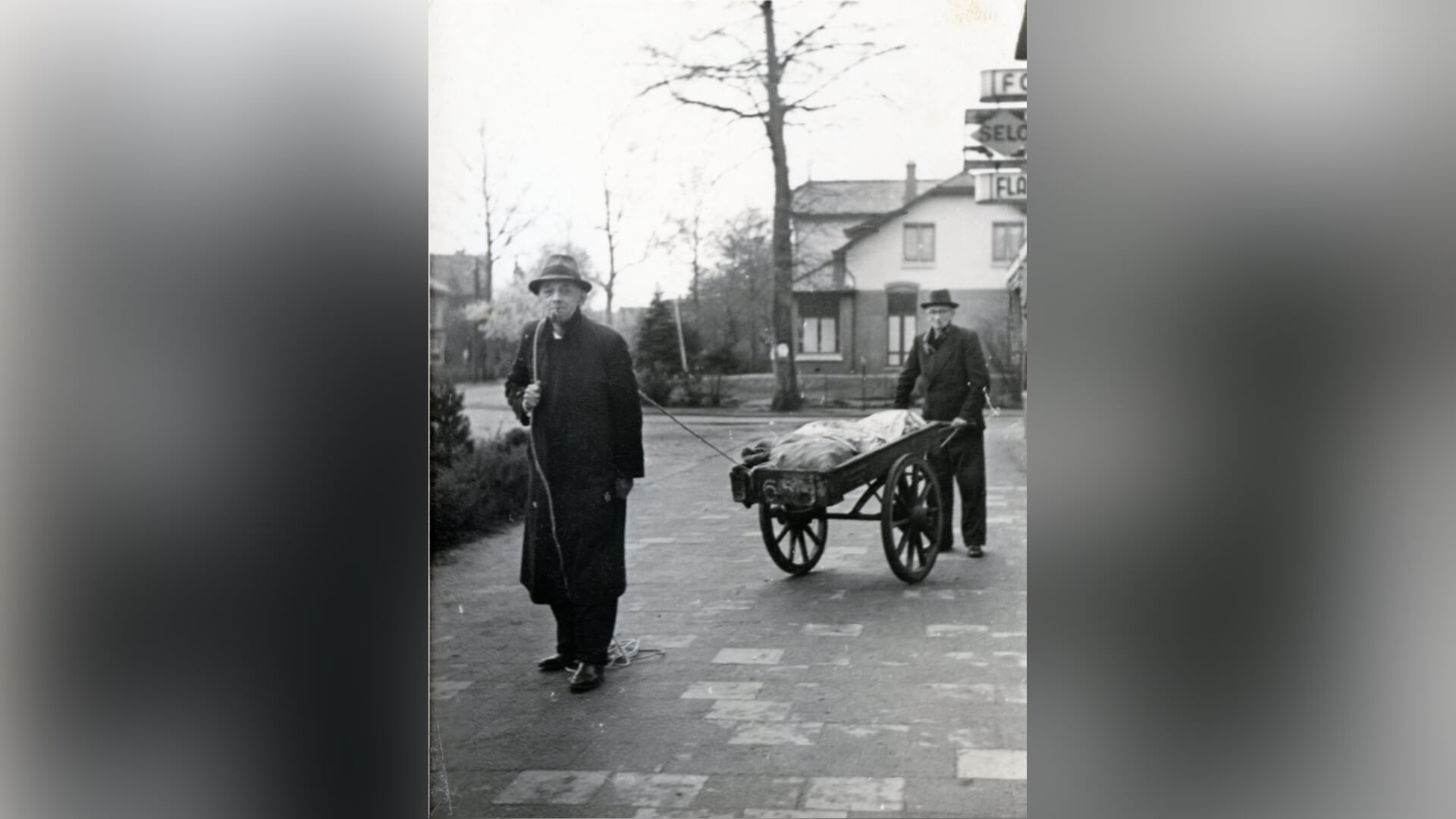 Met handkar op Nieuwerhoek in Soestdijk, maar wat zat er in?