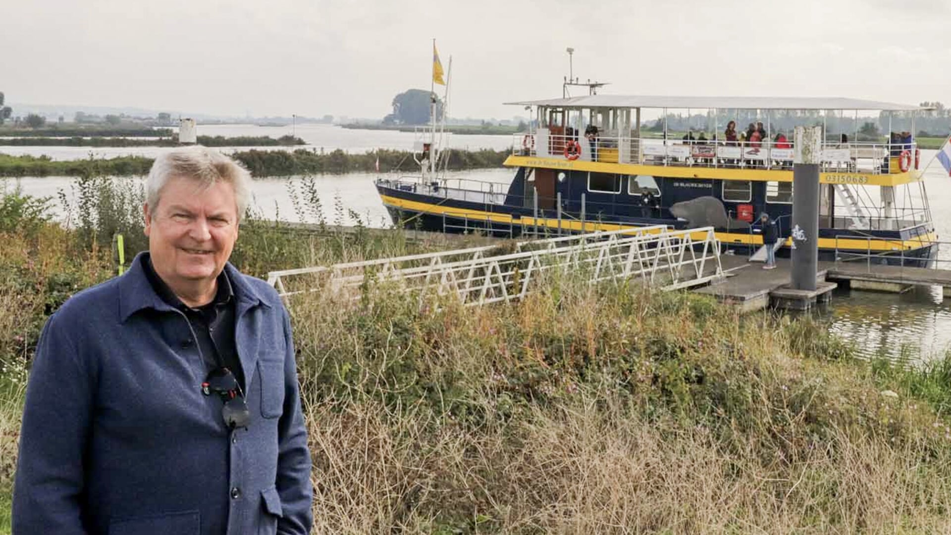 Wethouder Dick Poortinga van Rhenen vaart mee met De Blauwe Bever vanaf ...