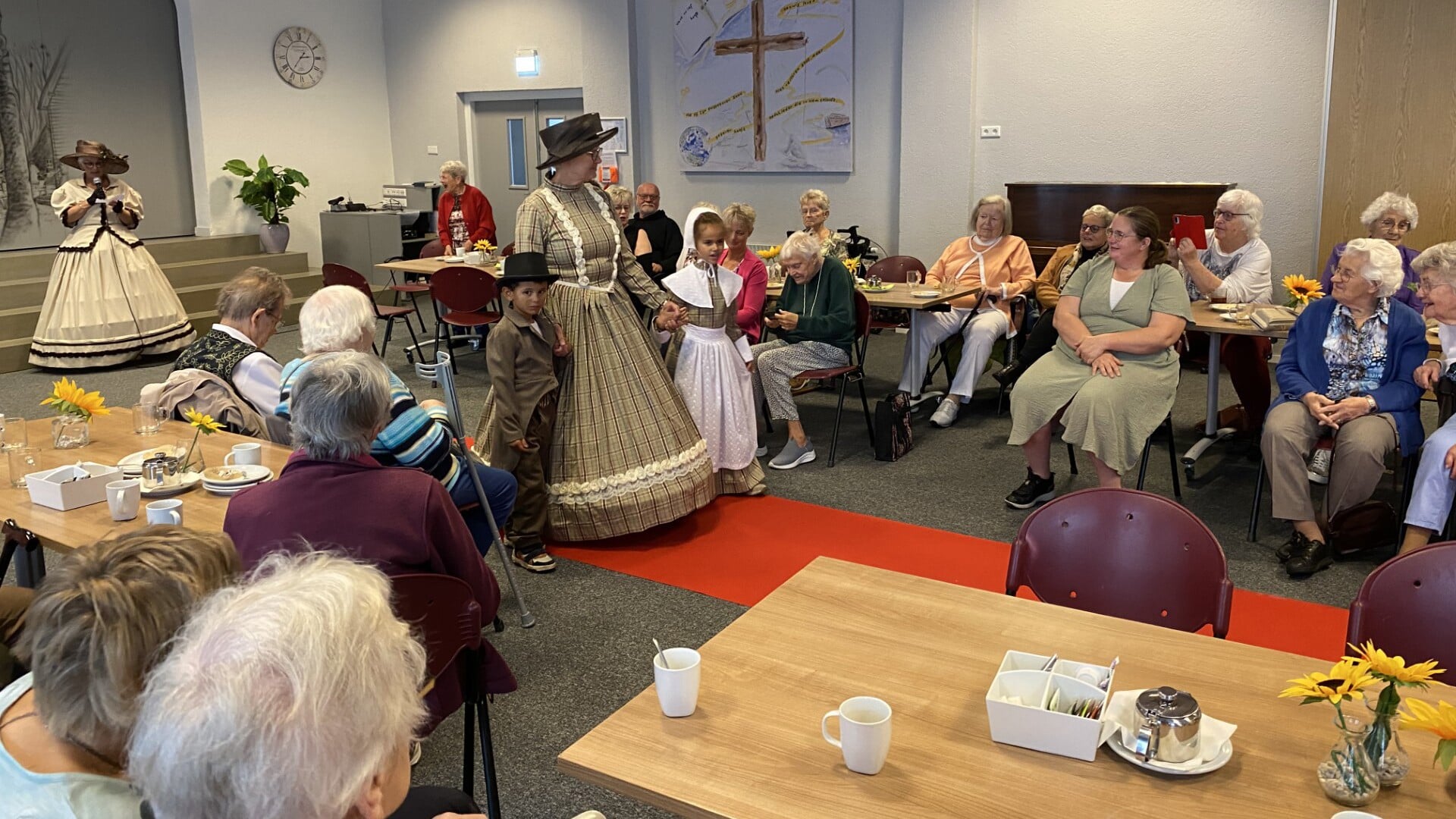 Ziekendag bij de Zonnebloem RenScherWoude: Modeshow in Charles Dickens-sferen
