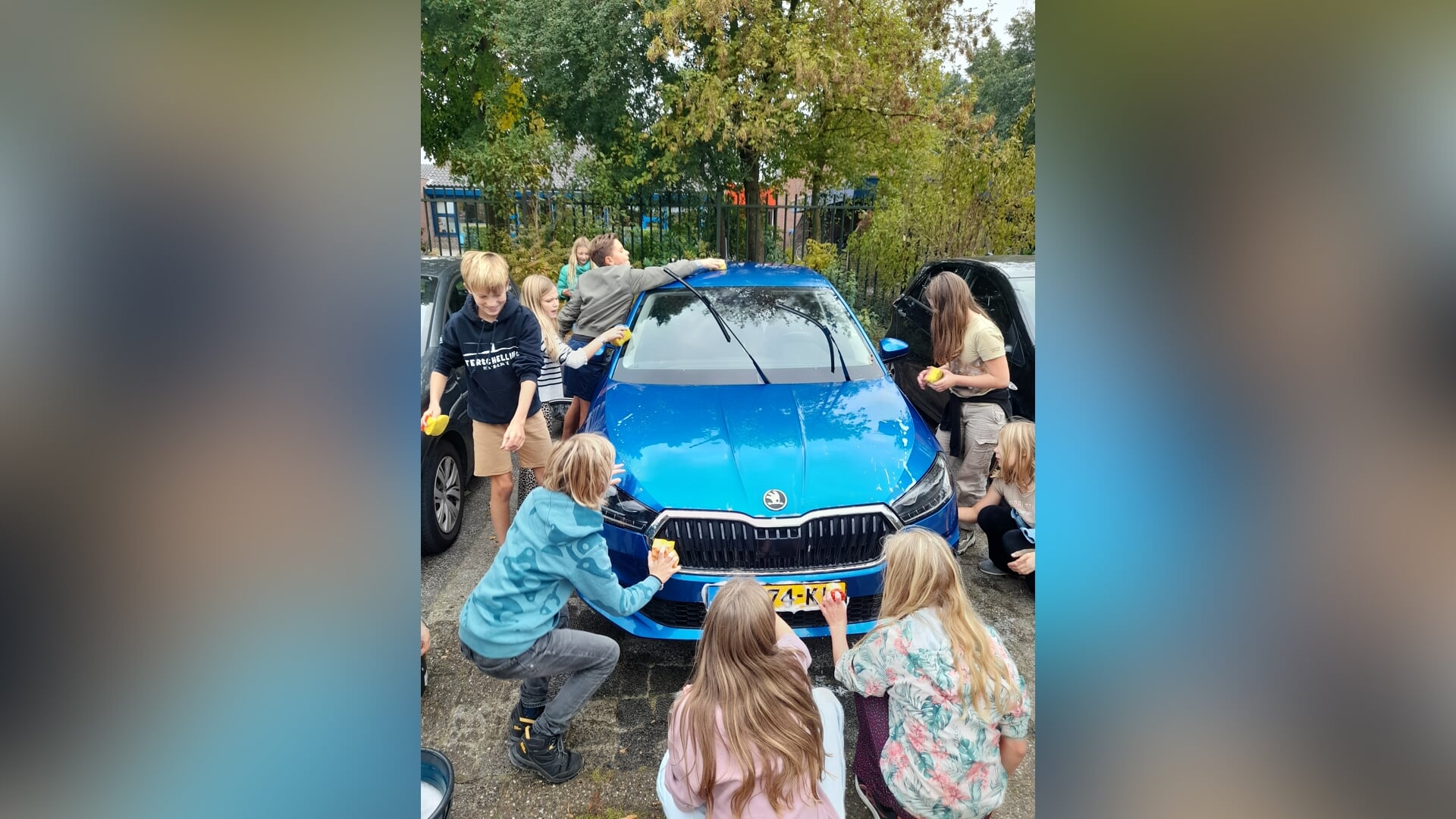 Leerlingen van cbs De Hoeksteen Giessenburg wassen auto’s voor een goed doel.