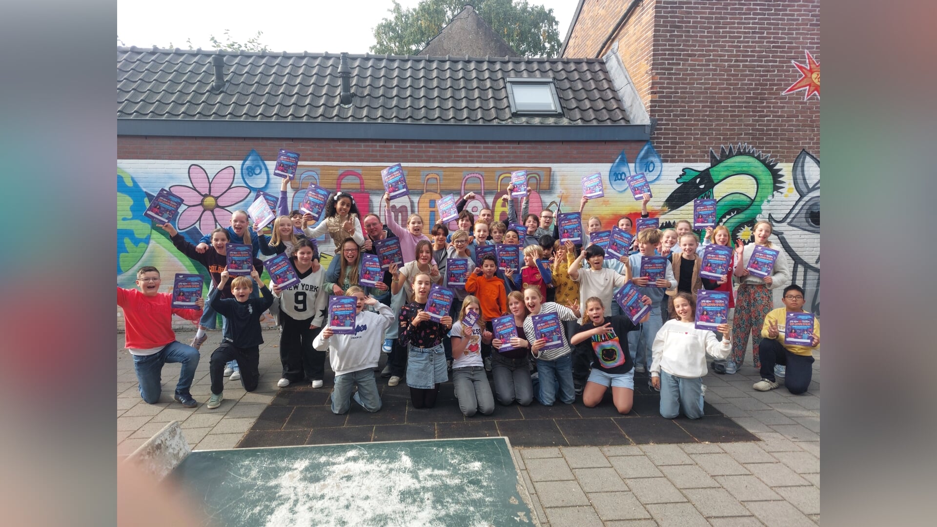 Beide groepen 8 Damiaanschool Topwinnaar Kinderpostzegelactie 2025!