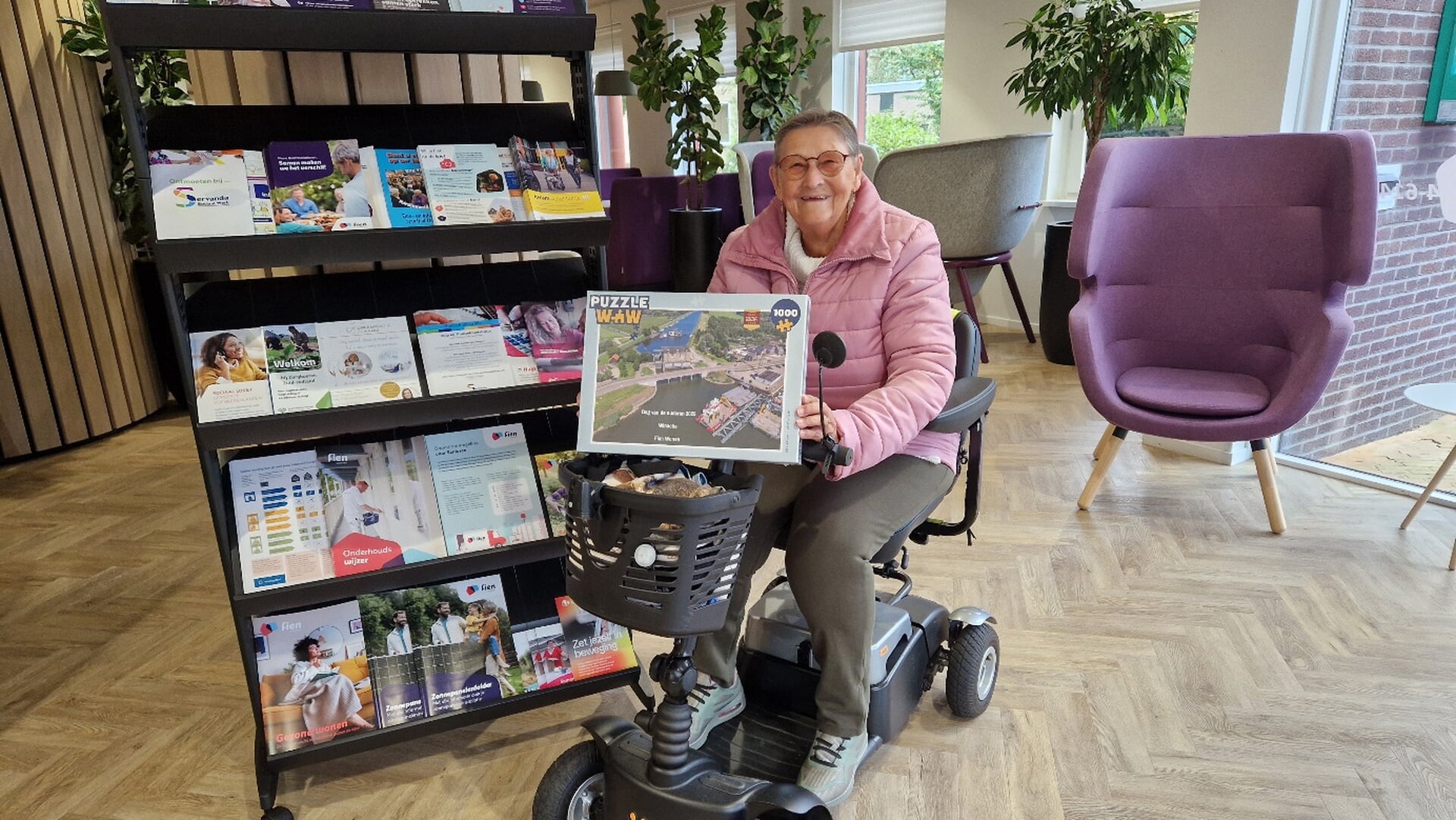Fien Wonen verloot legpuzzels op ouderenbeurs in Hardinxveld-Giessendam