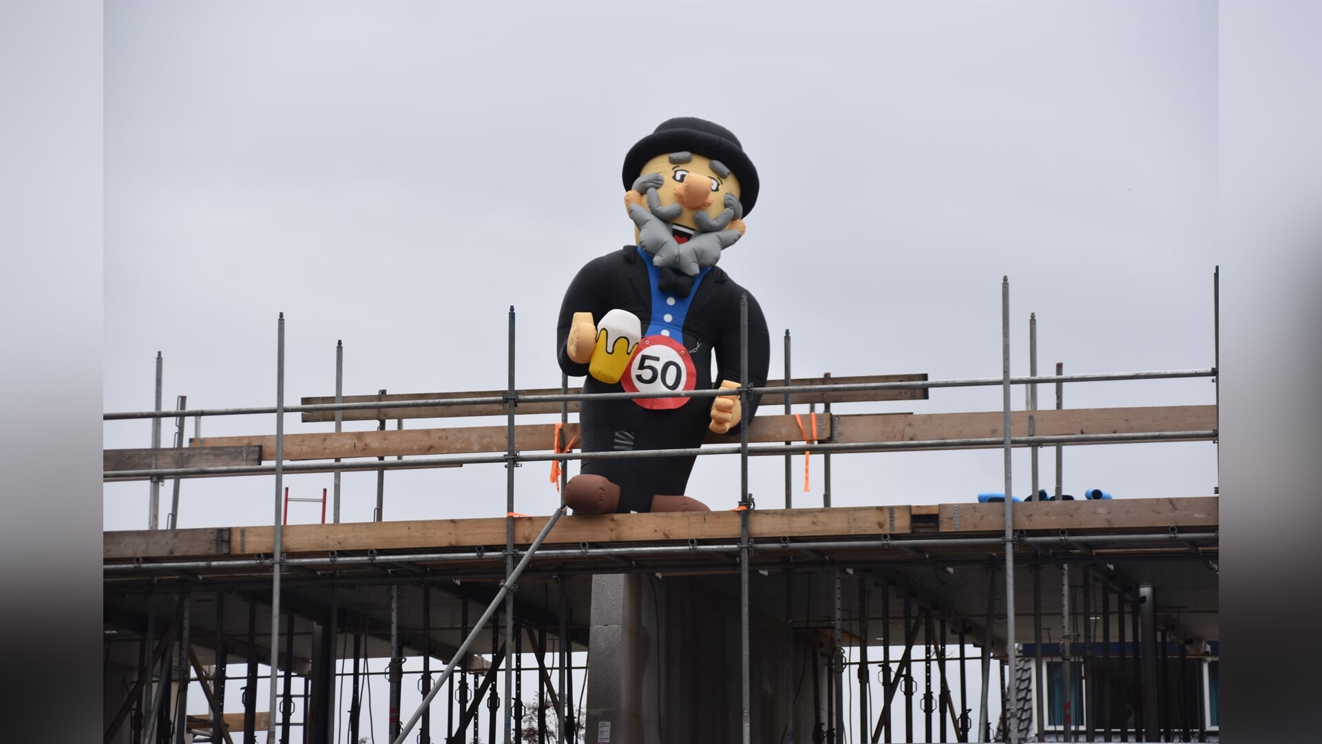‘Abraham’ als felicitatie op bouwplaats Klaarwaterweg in Soest