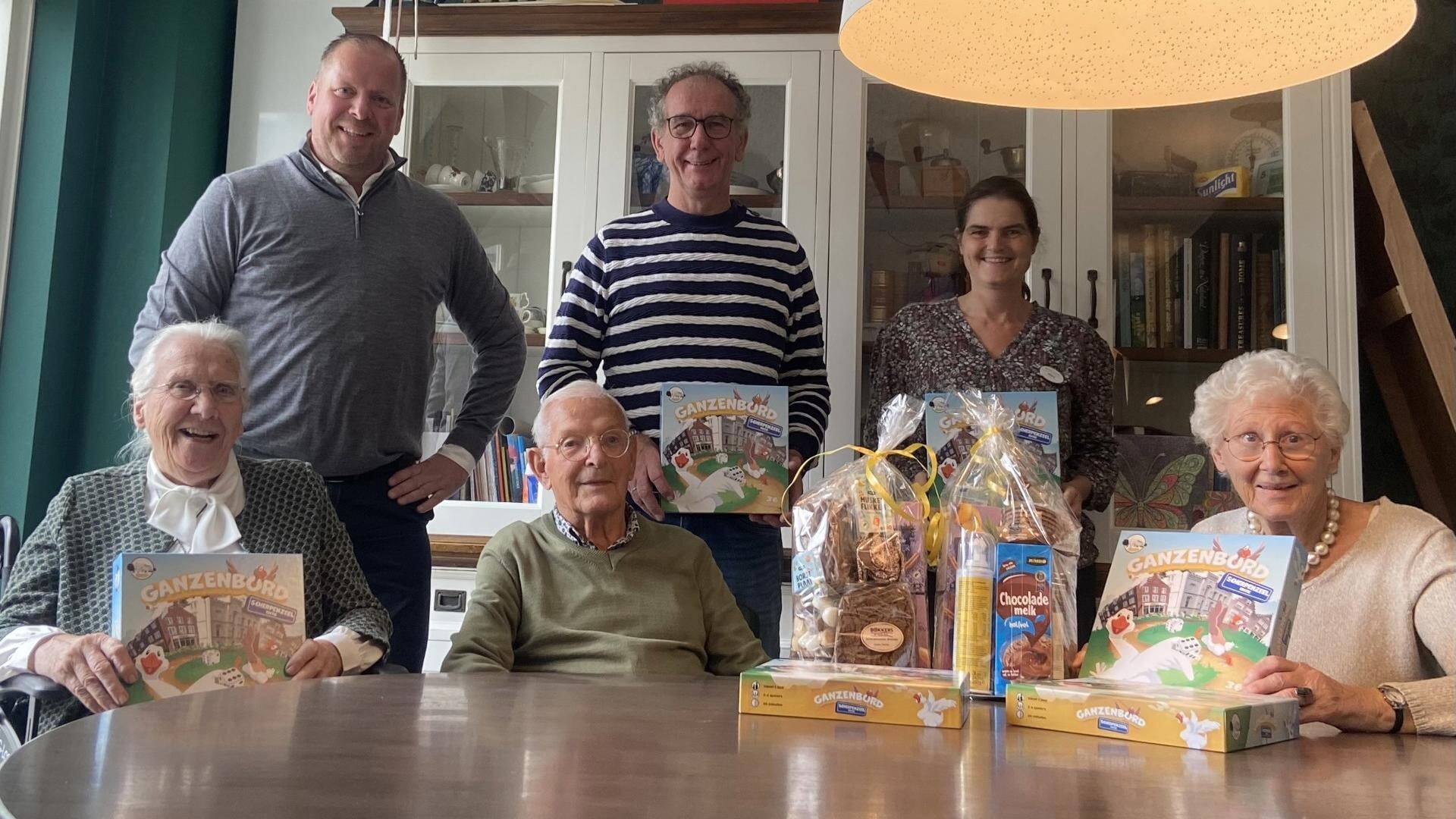 Jumbo Mudde verrast bewoners zorginstellingen met Scherpenzeels Ganzenbord