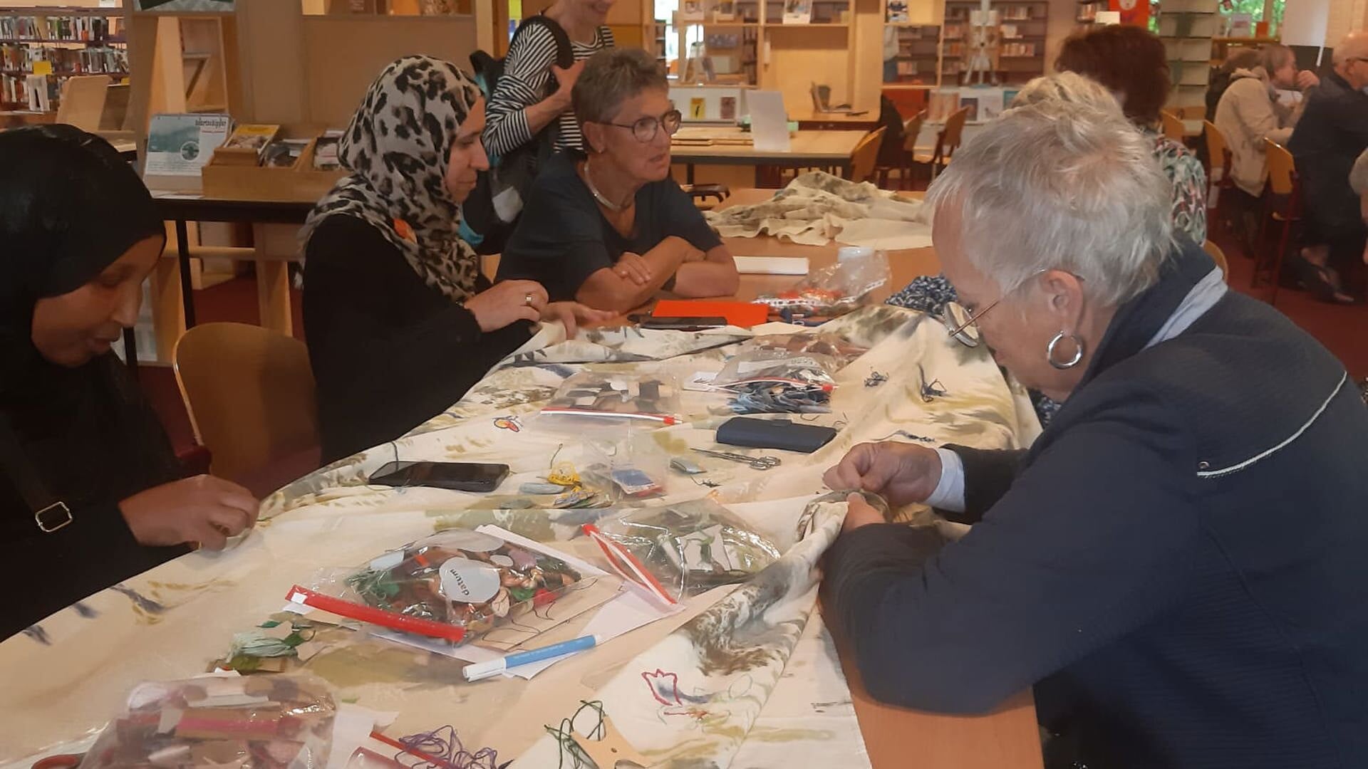 Borduren aan ‘Tuin van Verbinding’ in bibliotheek Hardinxveld-Giessendam