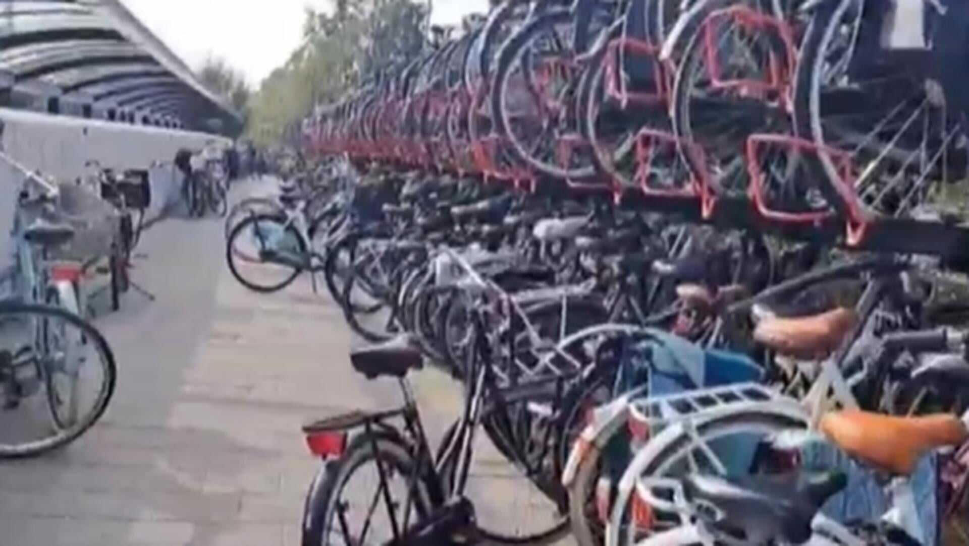 Fietschaos bij station Vathorst: ‘Kinderen stonden met tranen in de ogen’