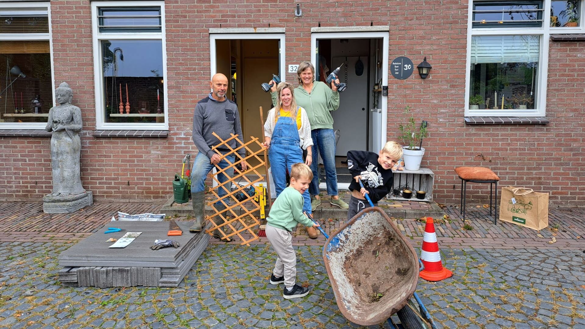 Burendag in vergroende Vlierstraat in Wijk bij Duurstede