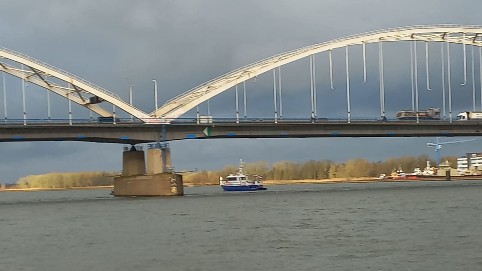 Zowel Gorinchem als Altena willen 113 zelfmoord preventiebordjes bij Merwedebrug