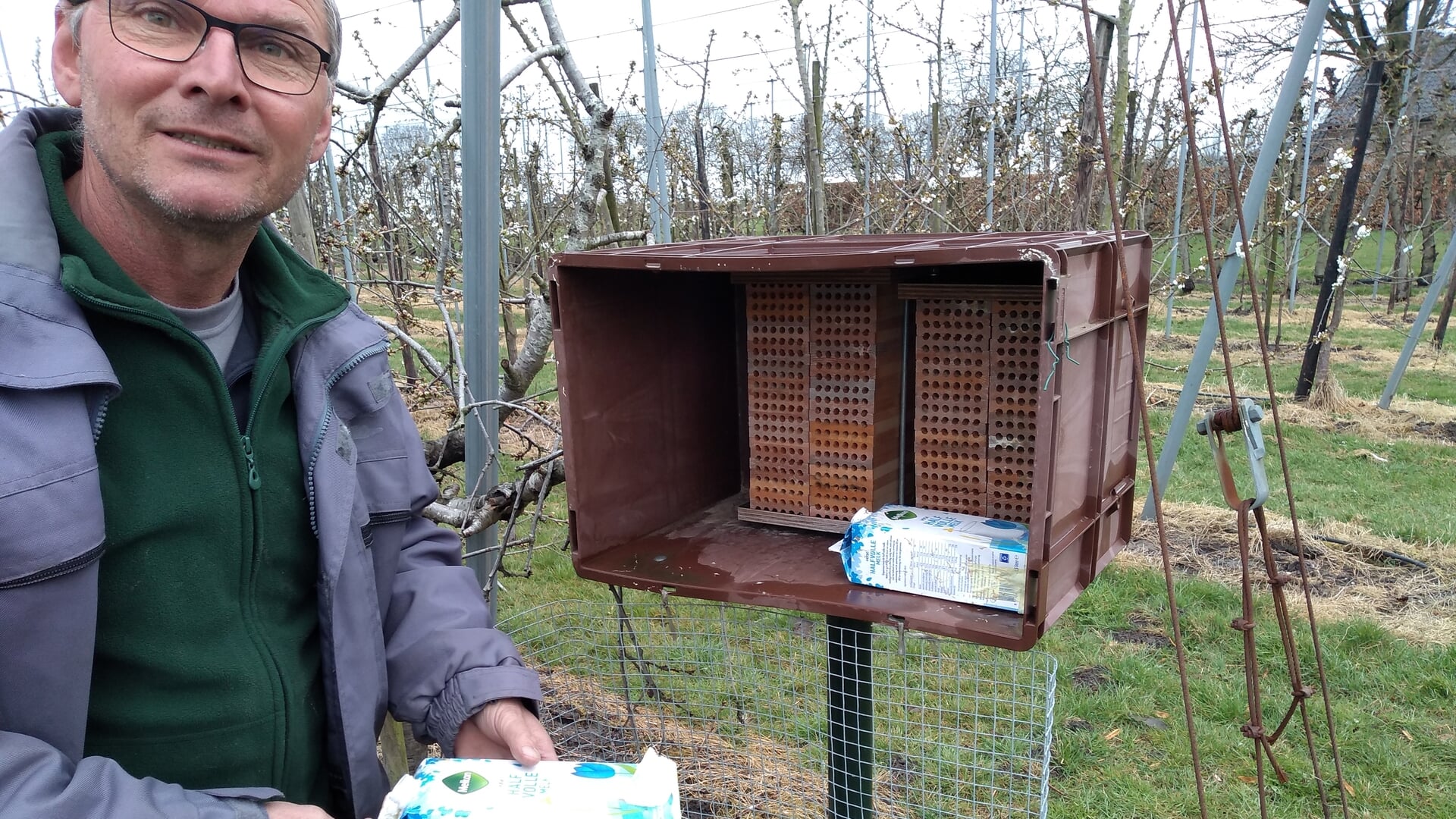 Fruitteler uit Werkhoven stelt lijsttrekkers een vraag over arbeidsmigranten tijdens het SBS6 verkie