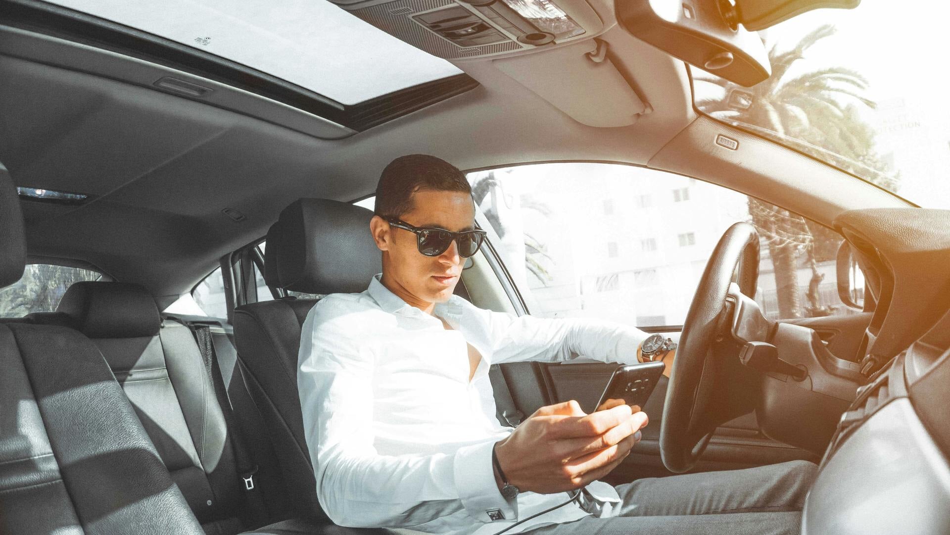 Meer dan helft van Nederlanders gebruikt mobiele telefoon achter het stuur