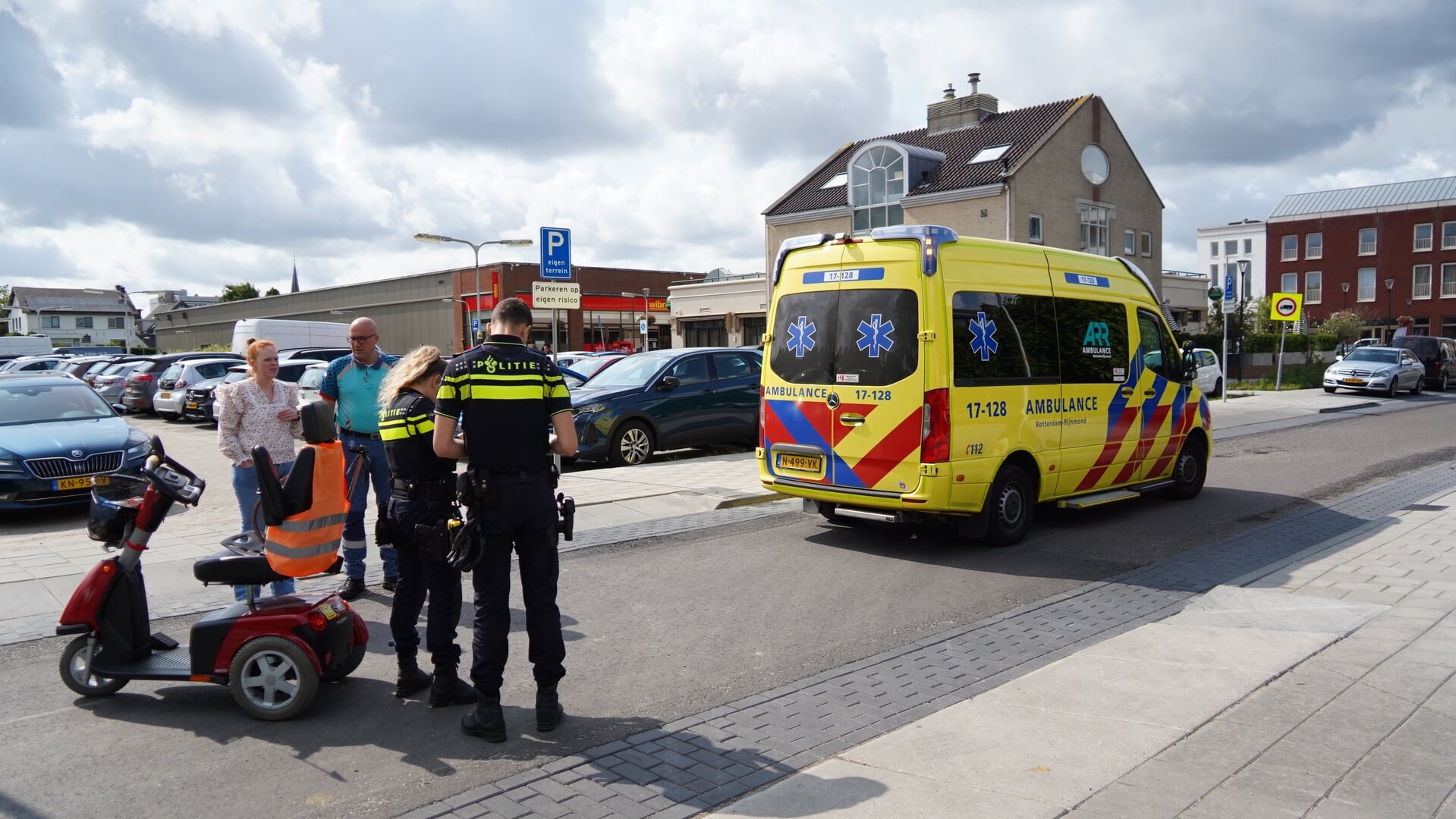 Vrouw in scootmobiel gewond na botsing