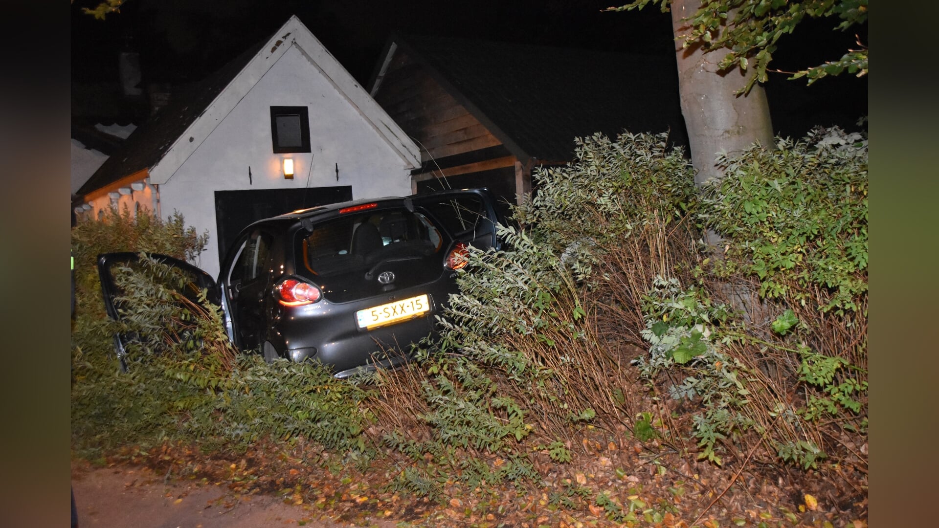 Automobiliste in Soest uit de bocht en de tuin in