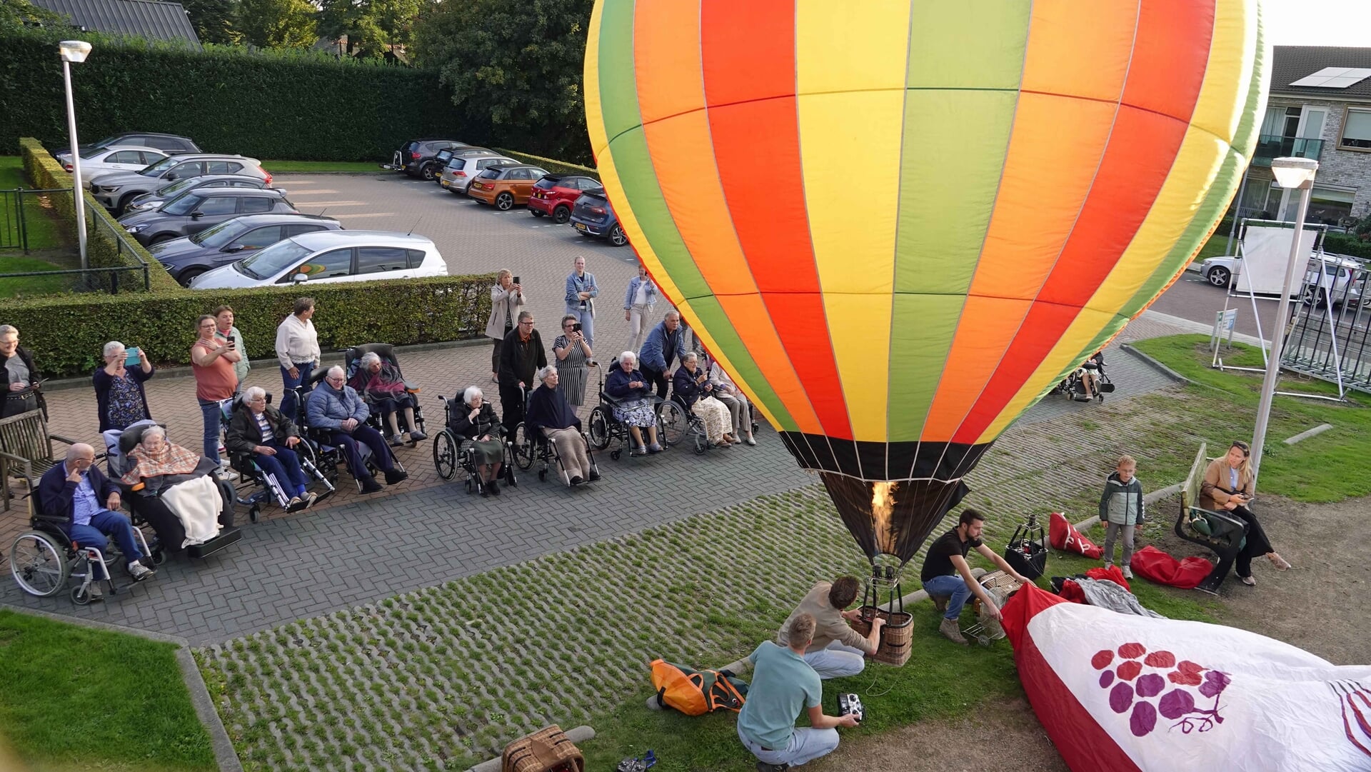 Bewoners Norschoten verrast door show met modelballonnen