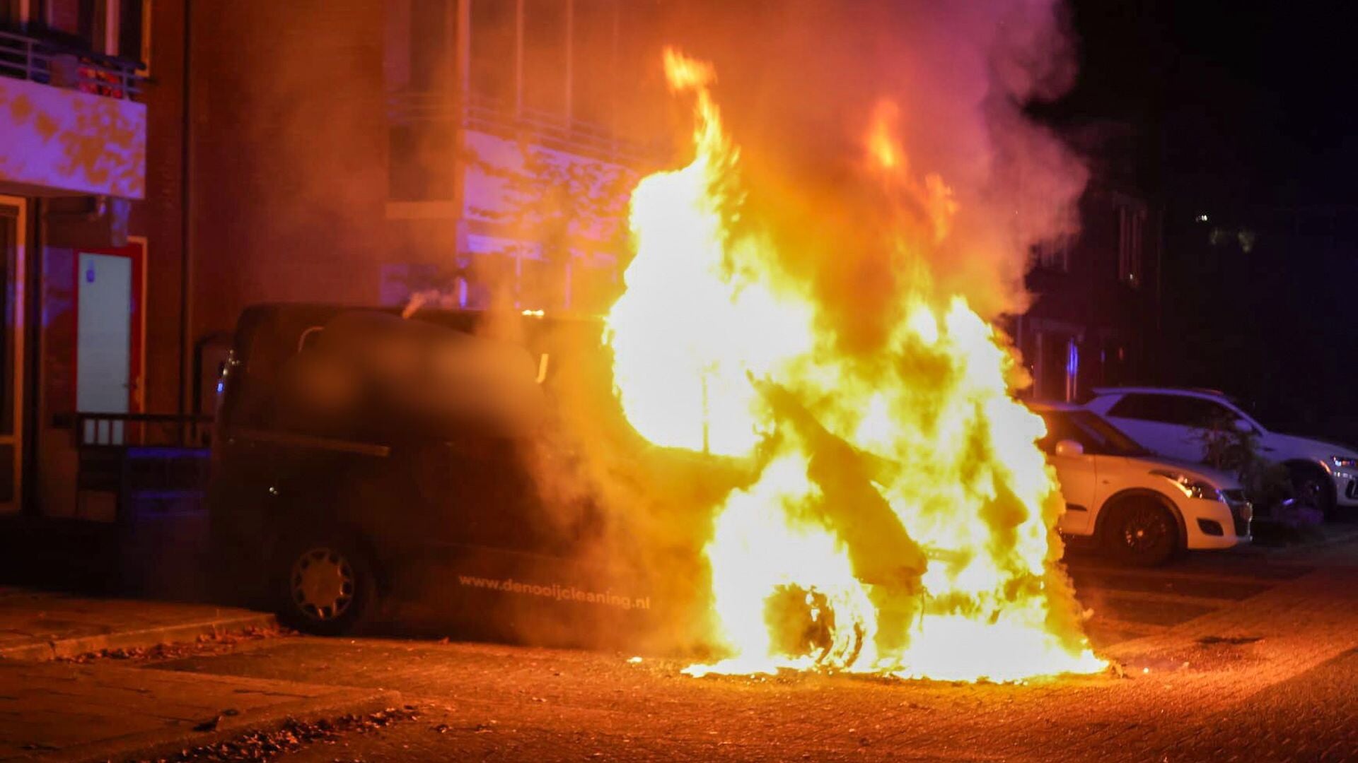 Hoge vlammen bij brand in bestelauto in Veenendaal