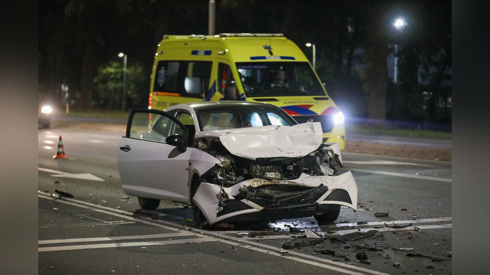 Veel schade na harde botsing bij stoplichten op Dreeslaan