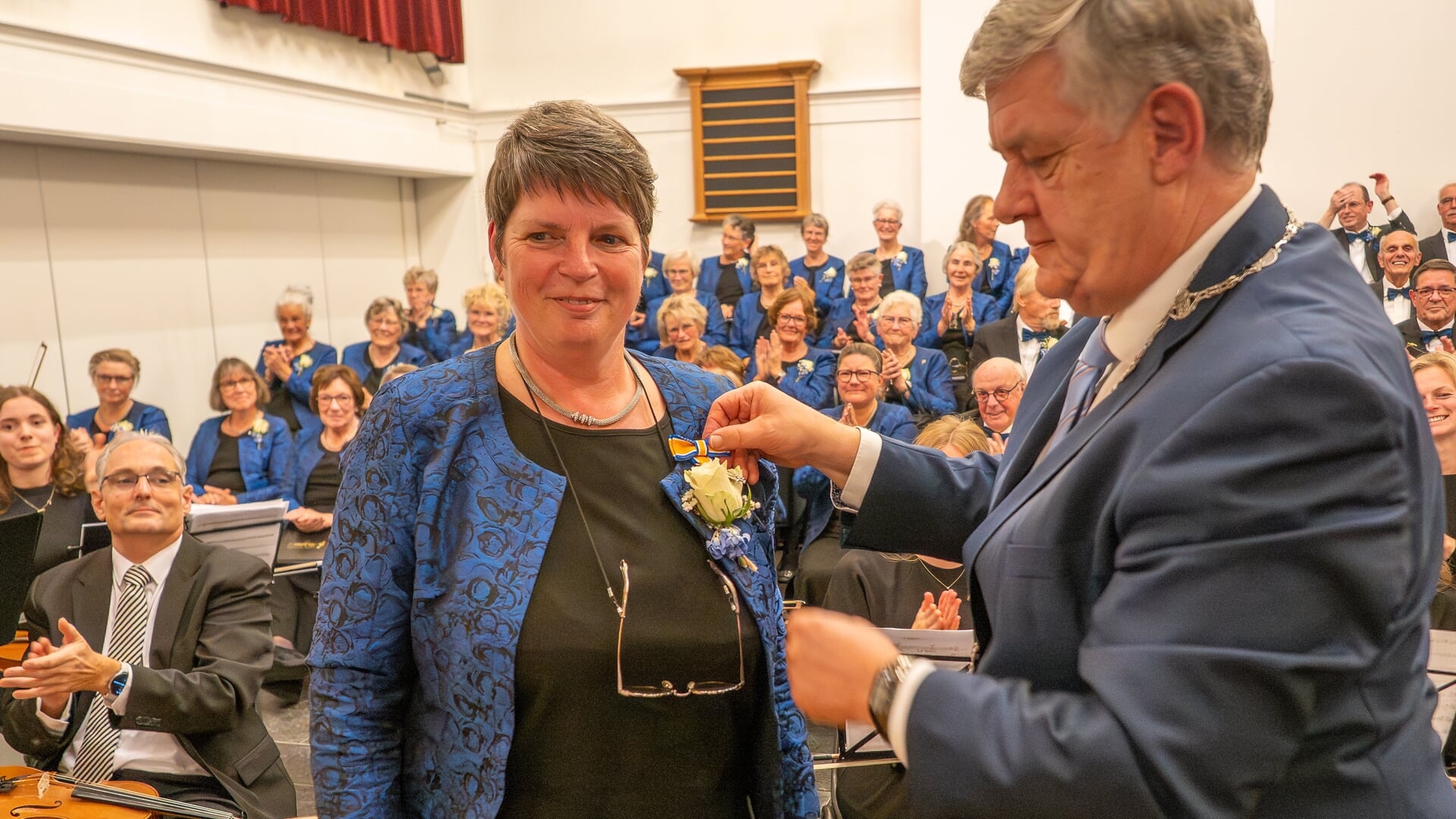 Vrijwilligster Gerie van de Mheen-Van den Hoorn onderscheiden tijdens jubileumavond De Lofstem
