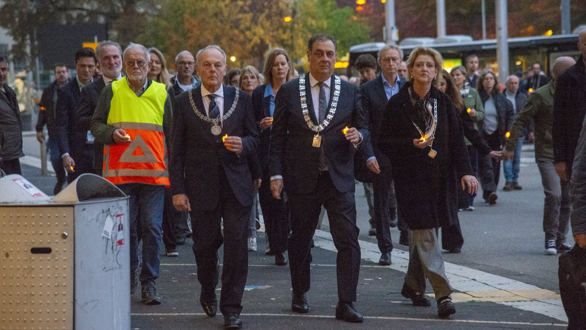 In beeld: Stille tocht herdenkt op transport gestelde gevangenen van Kamp Amersfoort