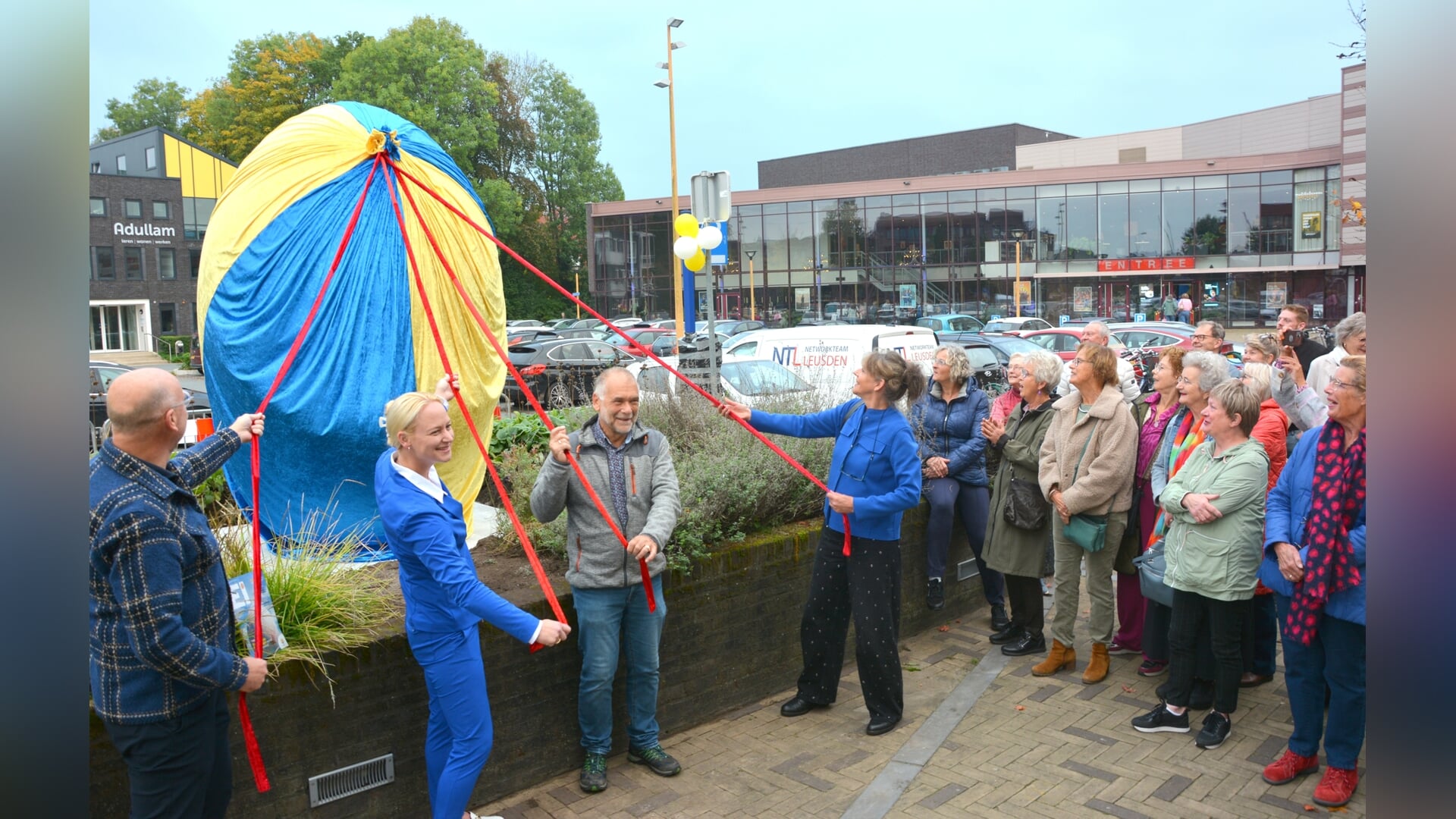 In beeld: Onthulling kunstei ‘Vele Gezichten’ bij Schaffelaartheater Barneveld