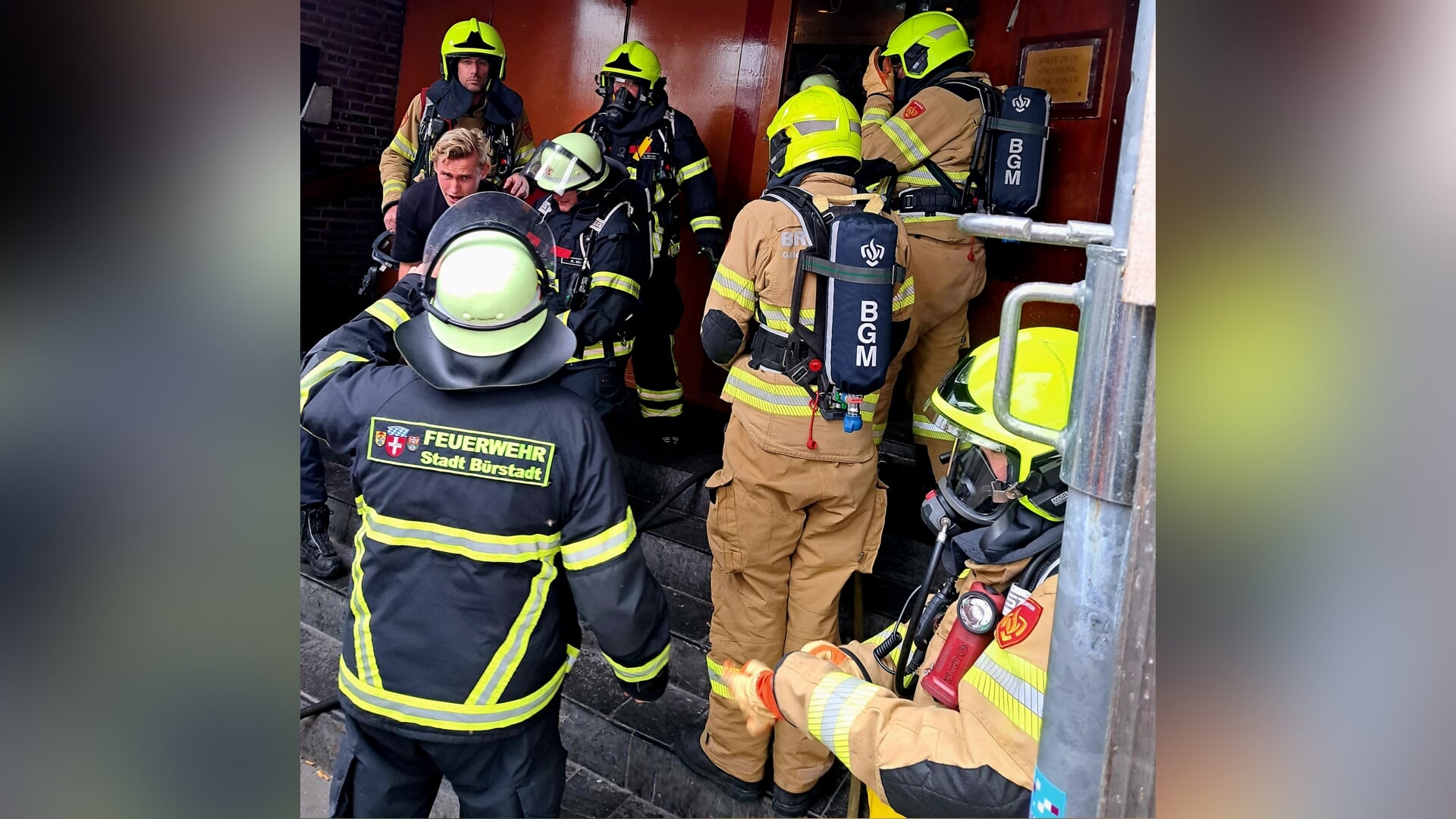 Brandweer Wageningen en Feuerwehr Bürstadt bedwingen ‘brand’ op de Stadsbrink: 130 jaar Brandweer Wa