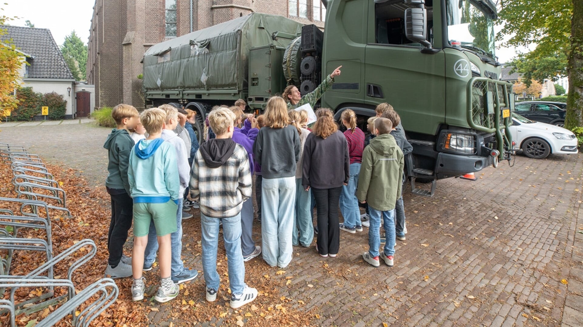 Defensie geeft les op school in Baarn