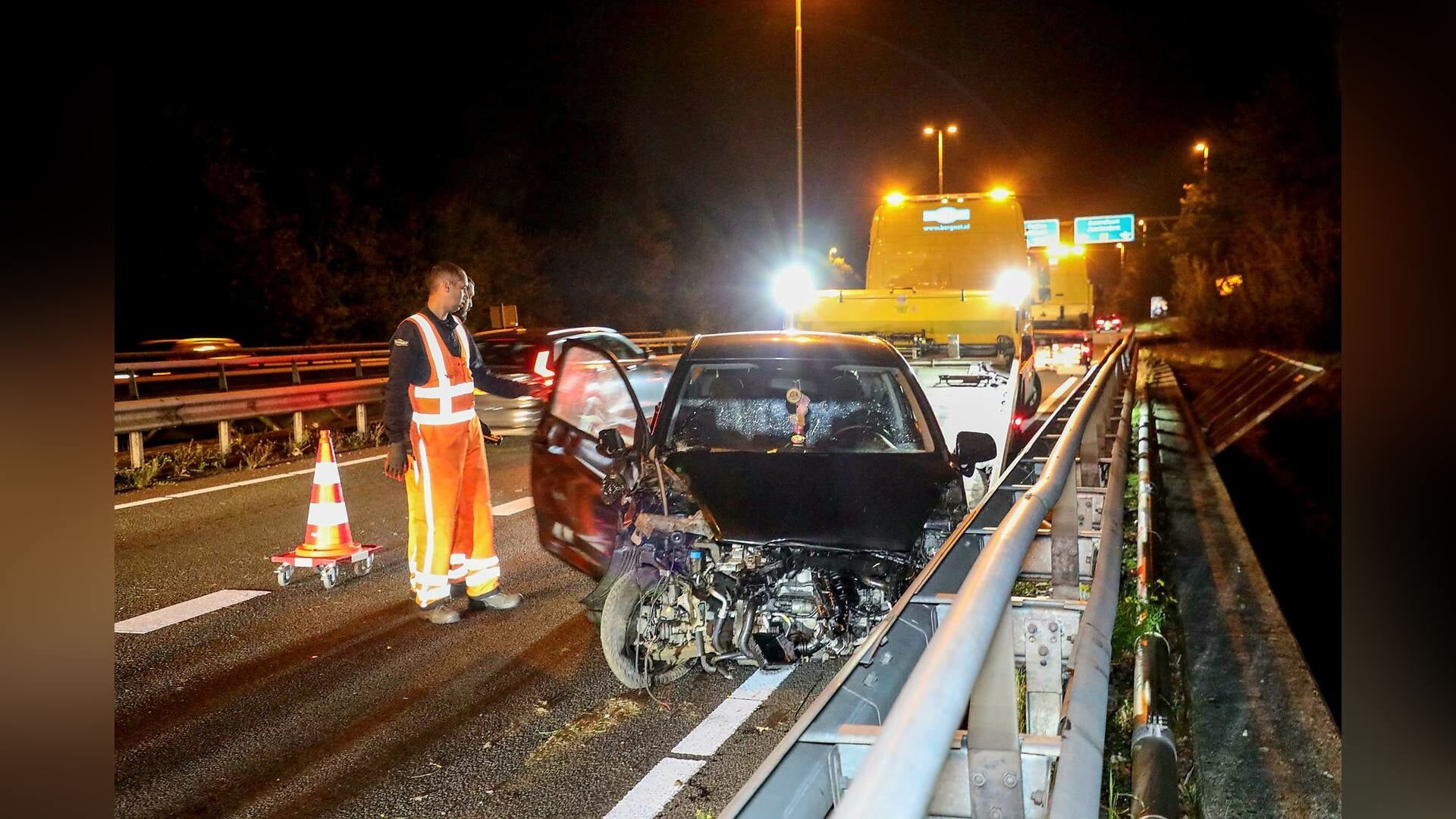 Bestuurder belandt in vangrail op snelweg A30 bij Barneveld