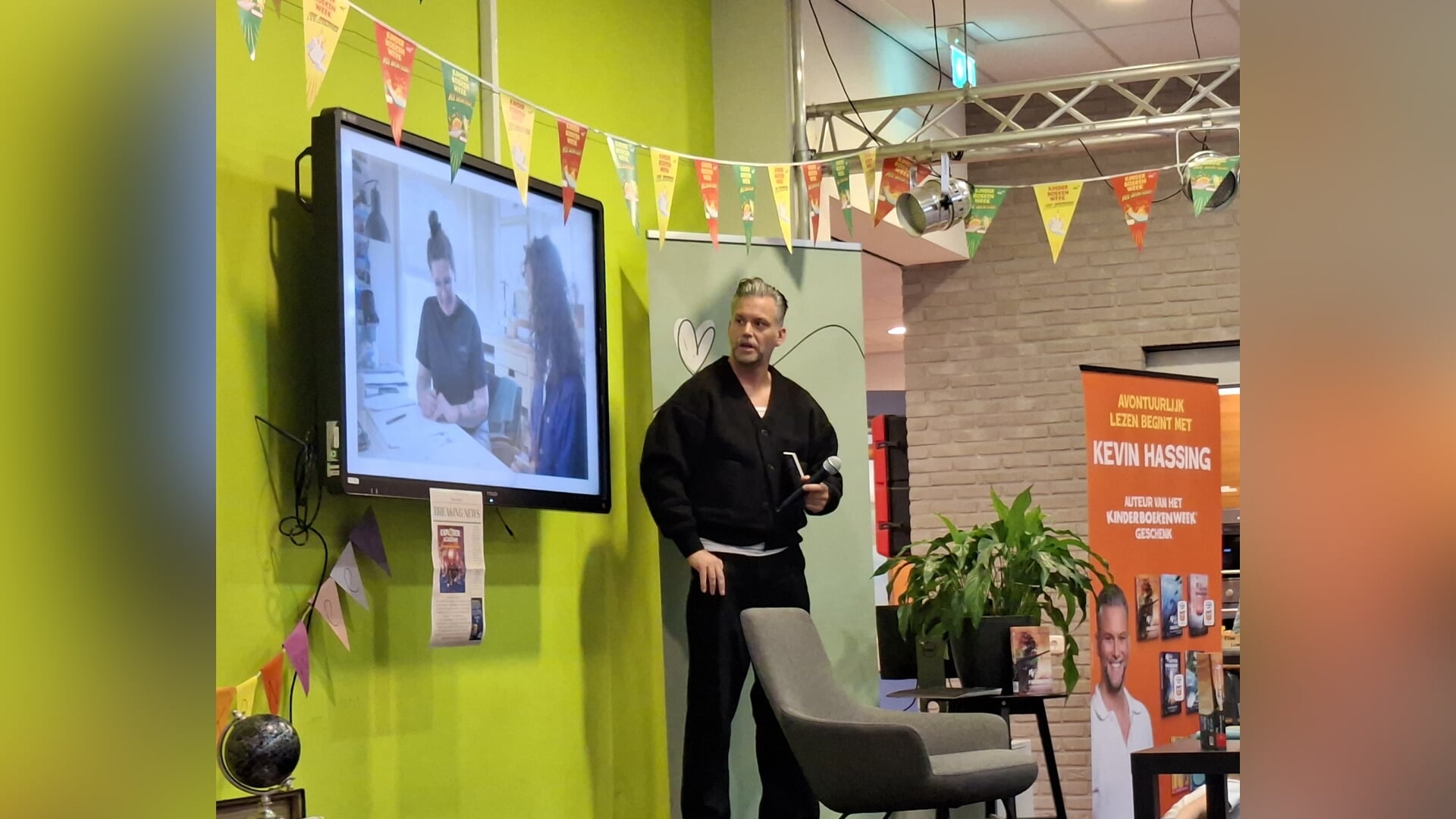 Auteur Kevin Hassing op basisschool ‘De Triangel’ Lunteren tijdens kinderboekenweek.