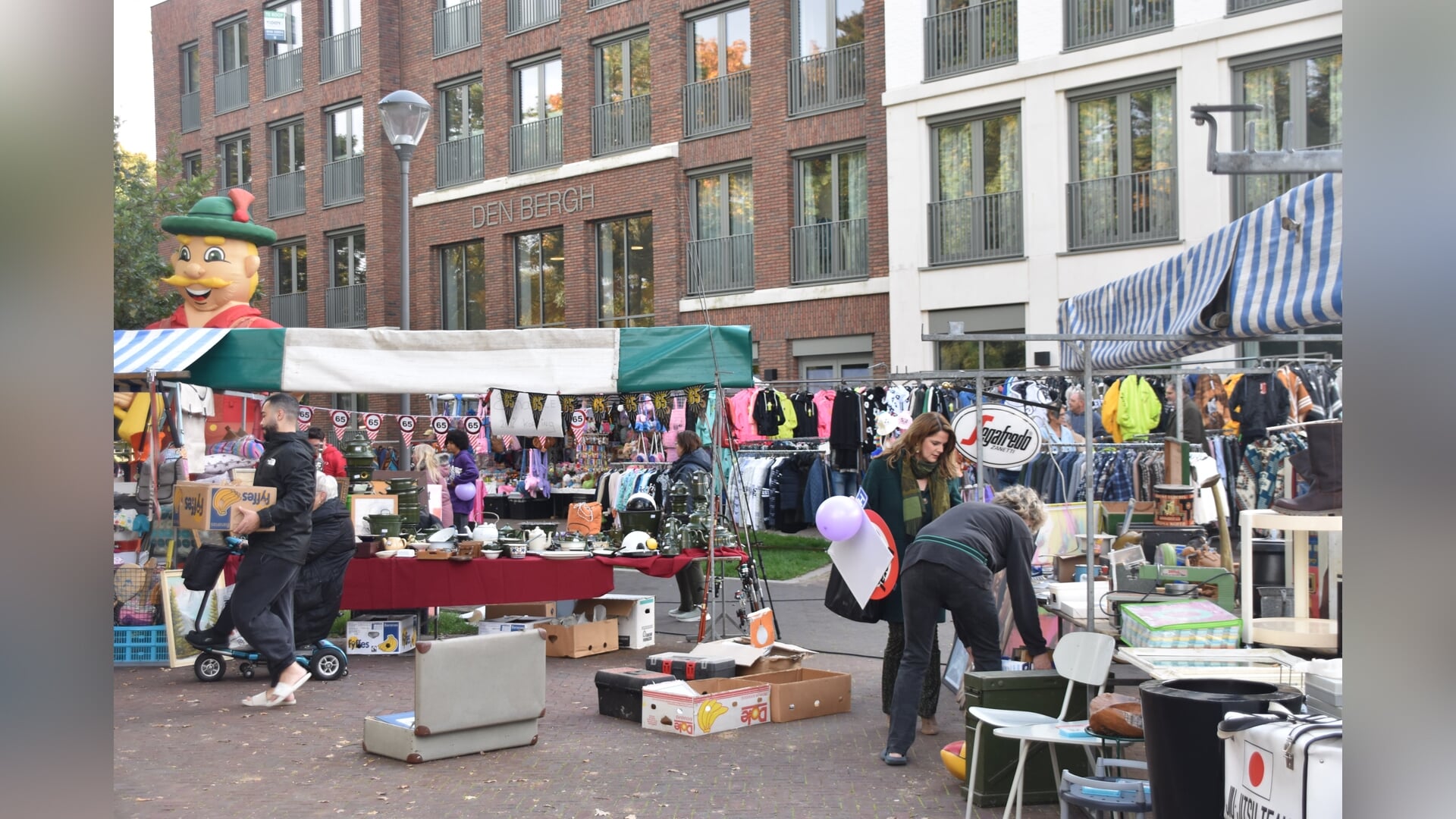 Zoeken naar dat ene verzameldingetje op Soesterbergse Jaarmarkt