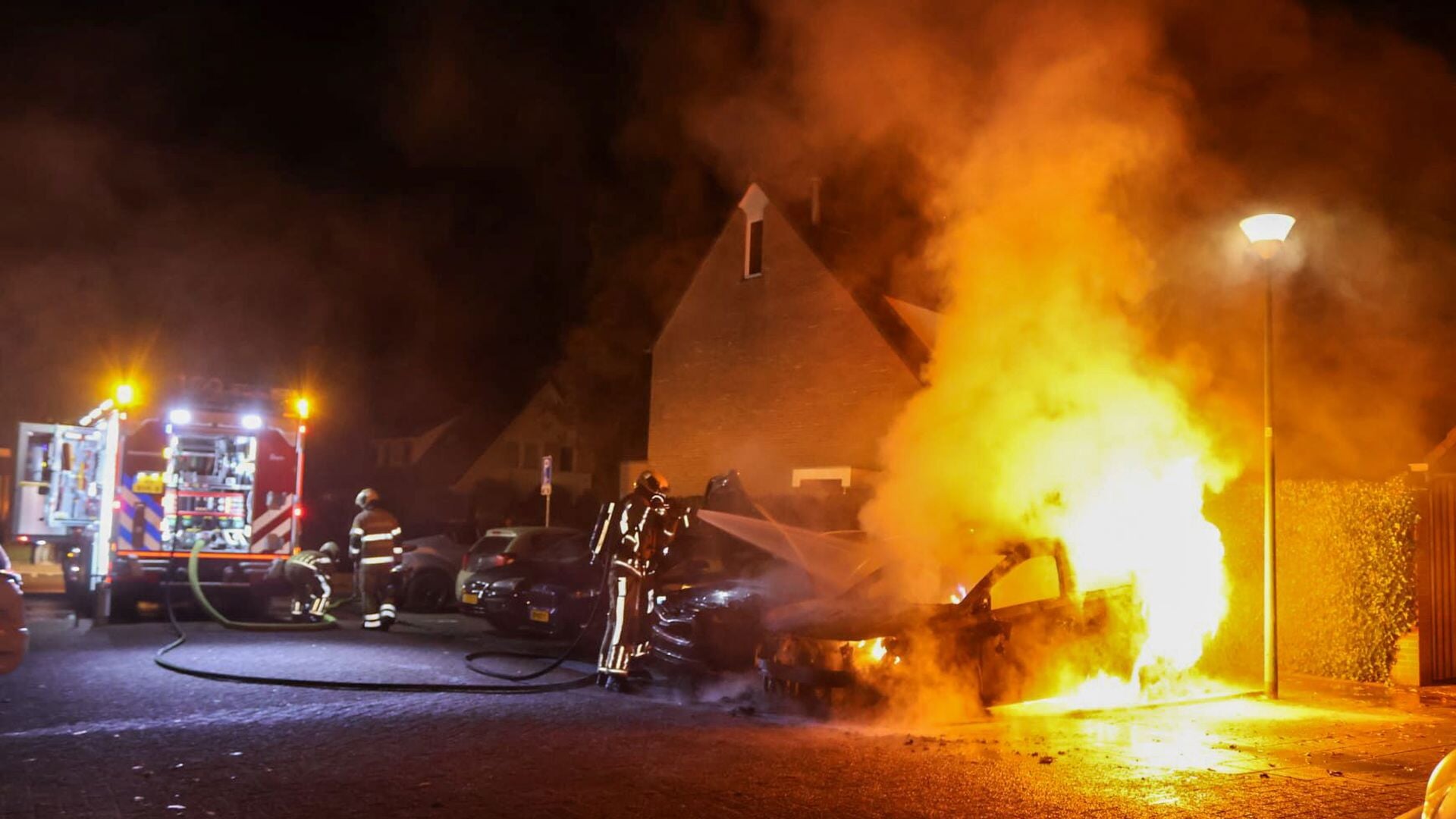 Twee auto’s gaan in vlammen op in Veenendaal; brandstichting wordt niet uitgesloten