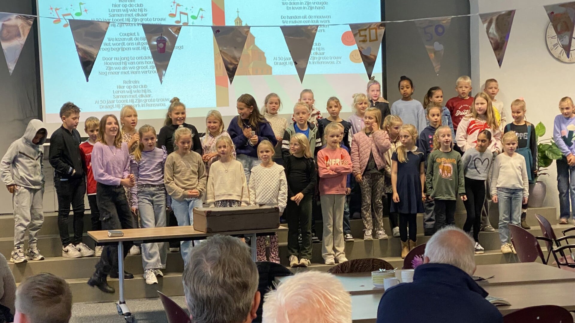 Jeugdclub Immanuel viert 50-jarig jubileum in Rehoboth: ‘Mooi om kinderen de Bijbel bij te brengen’