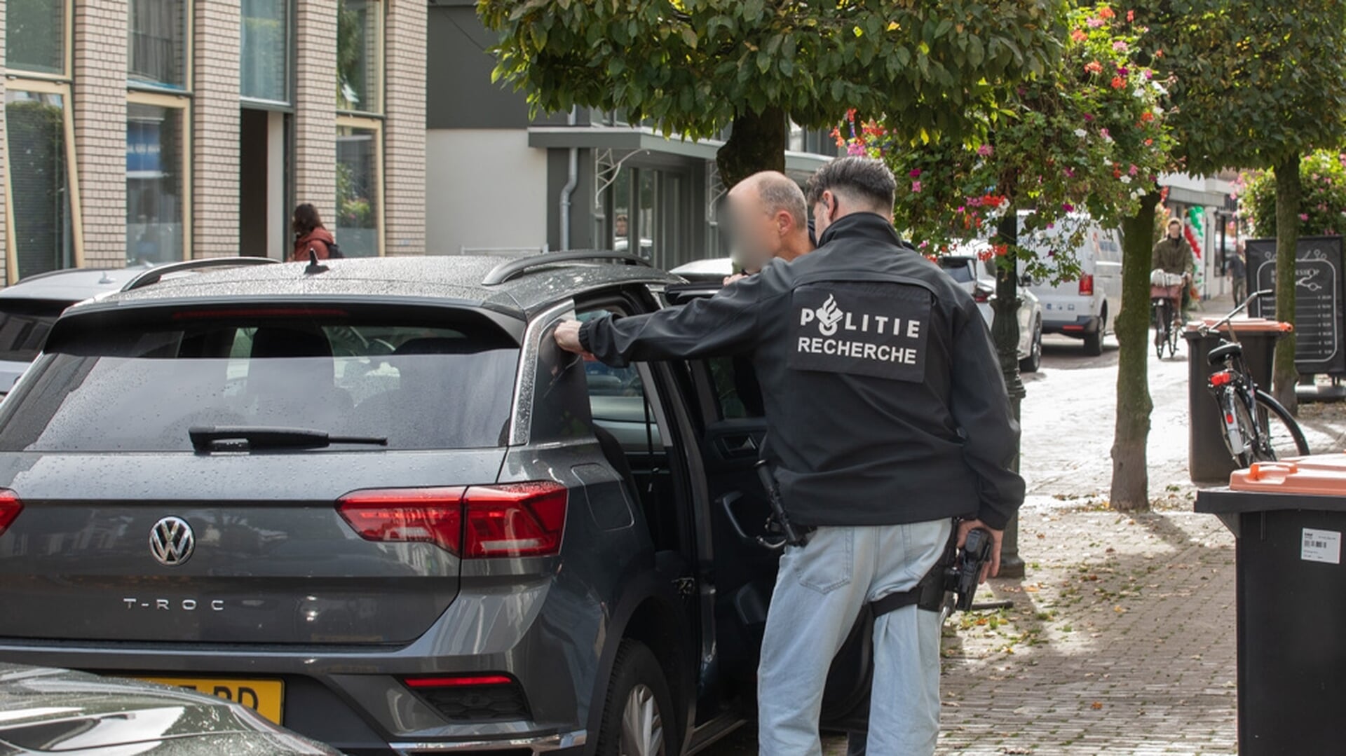 Arrestatieteam valt in Baarnse winkelstraat pand binnen en verricht arrestatie